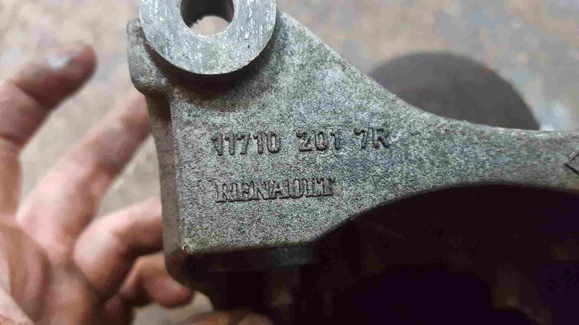 Thumb 5 Renault Scenic MK3 2013-2016 1.6 DCI Alternator Bracket Mount R9M402 117102017R
