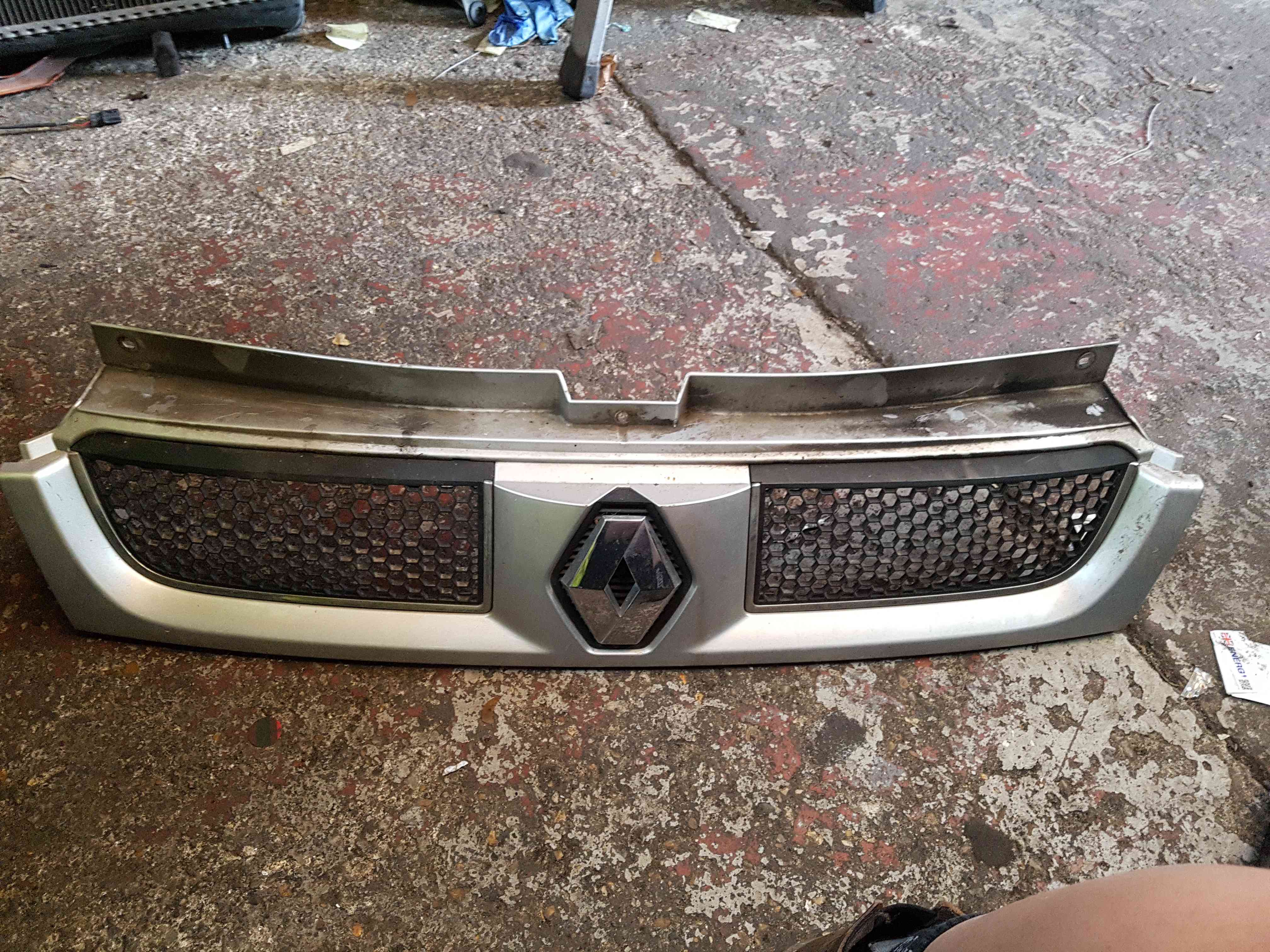 Thumb 2 Renault Trafic 2001-2006 Front Grill Panel Badge Silver Cmg64