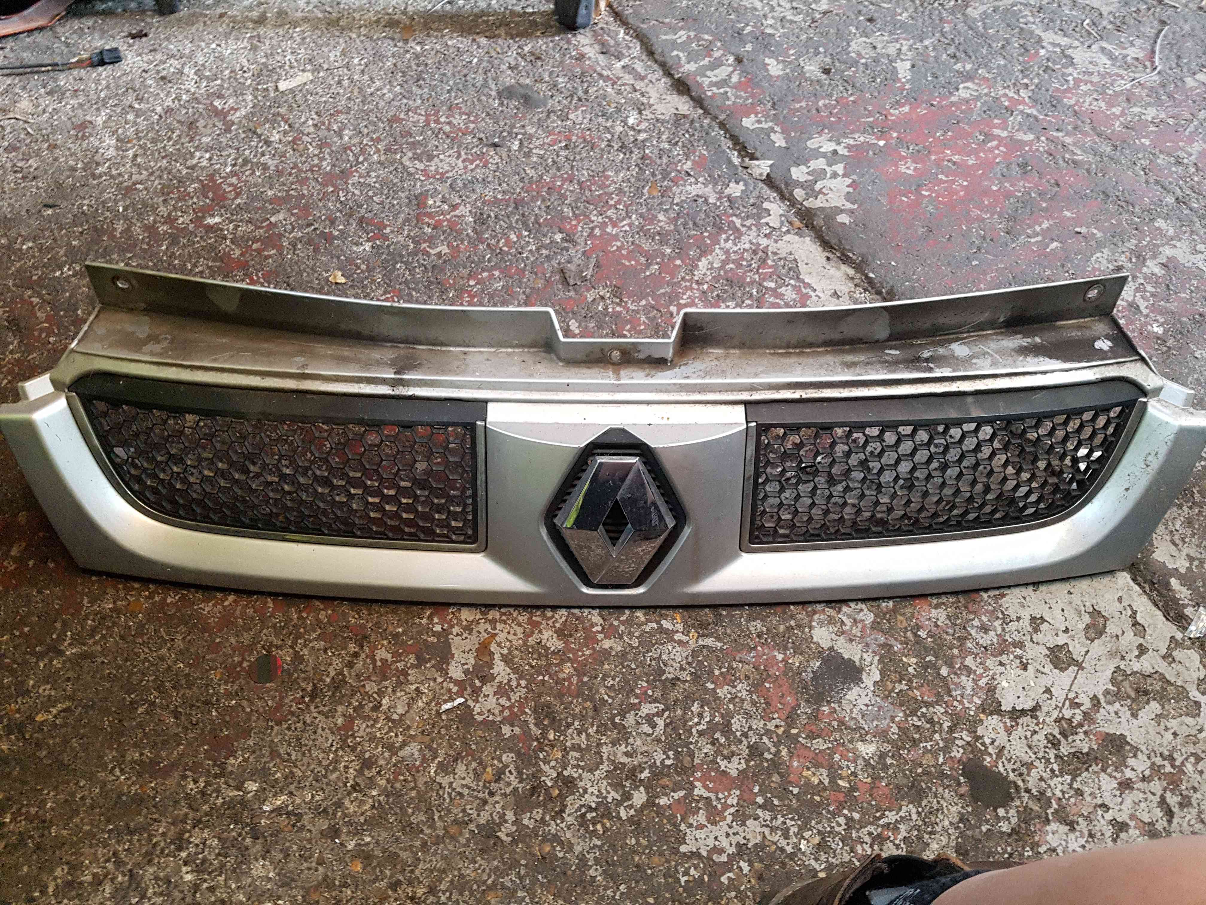 Renault Trafic 2001-2006 Front Grill Panel Badge Silver Cmg64