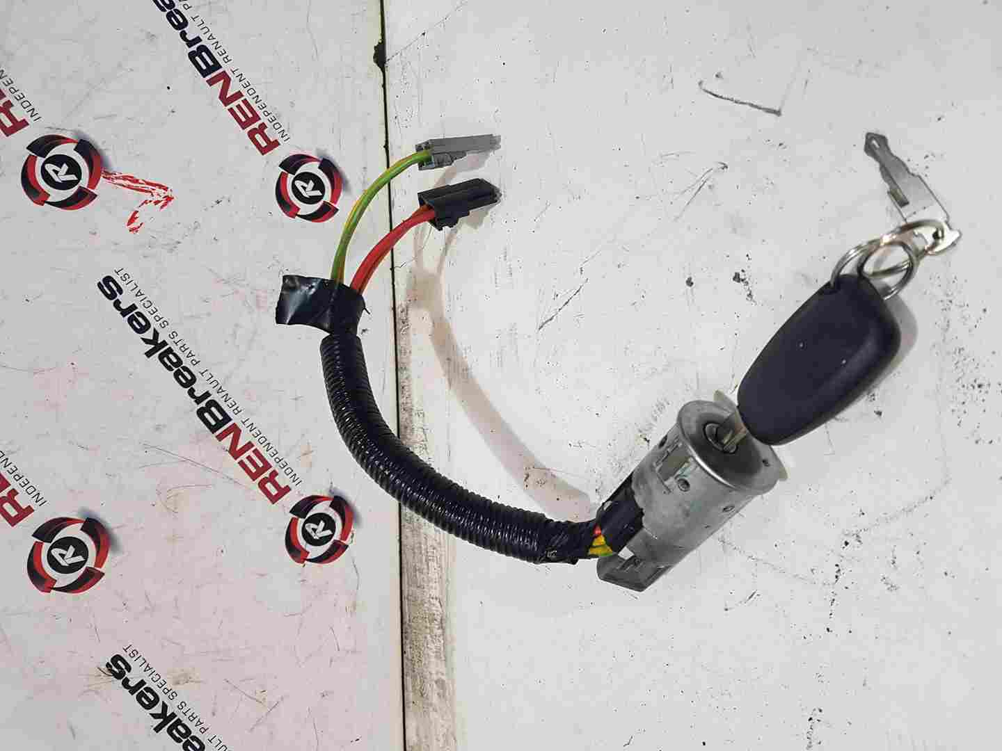 Thumb 4 Renault Trafic 2001-2006 Ignition Barrel + 2 KEYs 8200232418