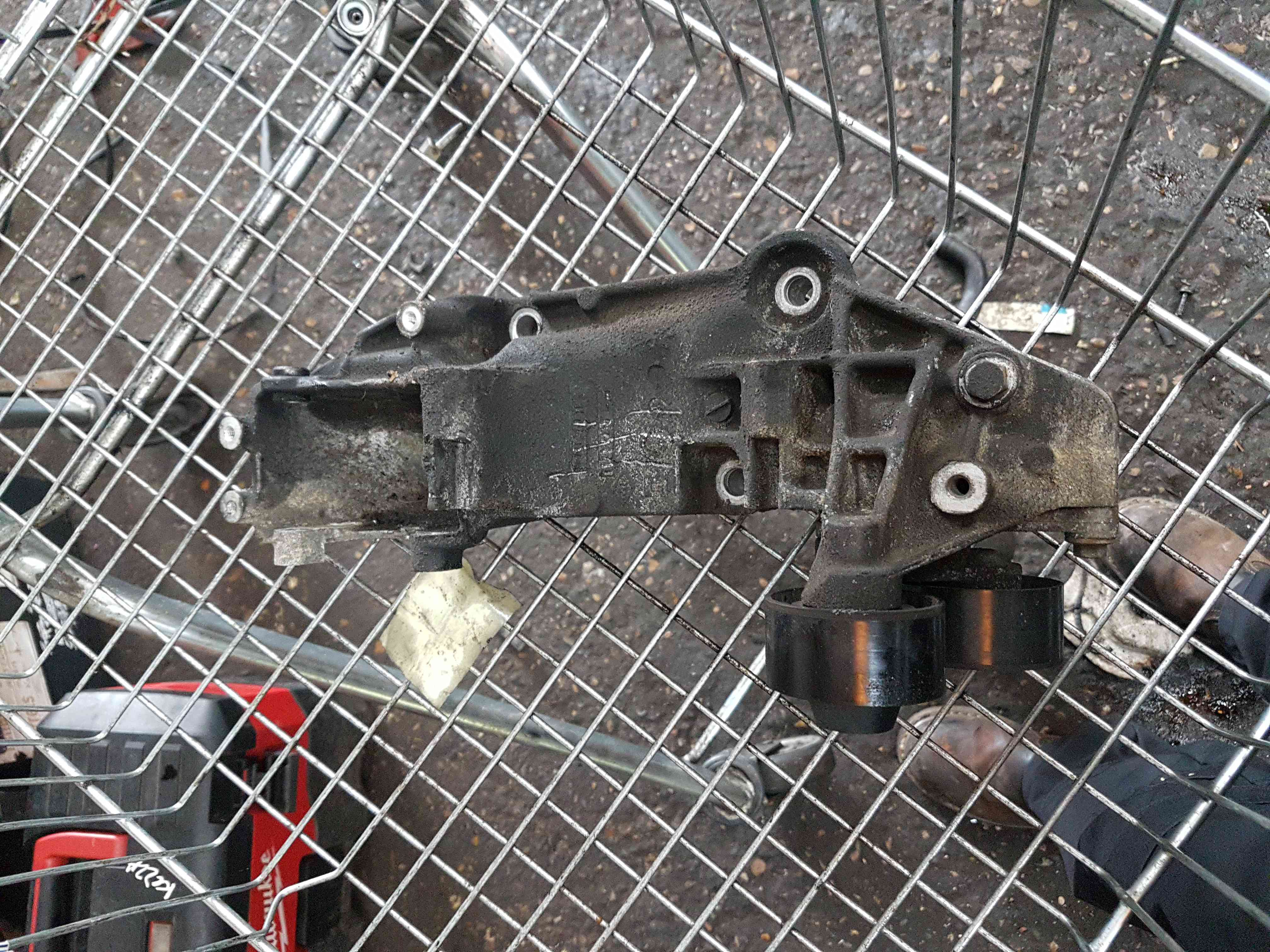 Thumb 2 Renault Trafic 2001-2014 2.0 DCI Alternator Engine Bracket M9R 692 17103585R