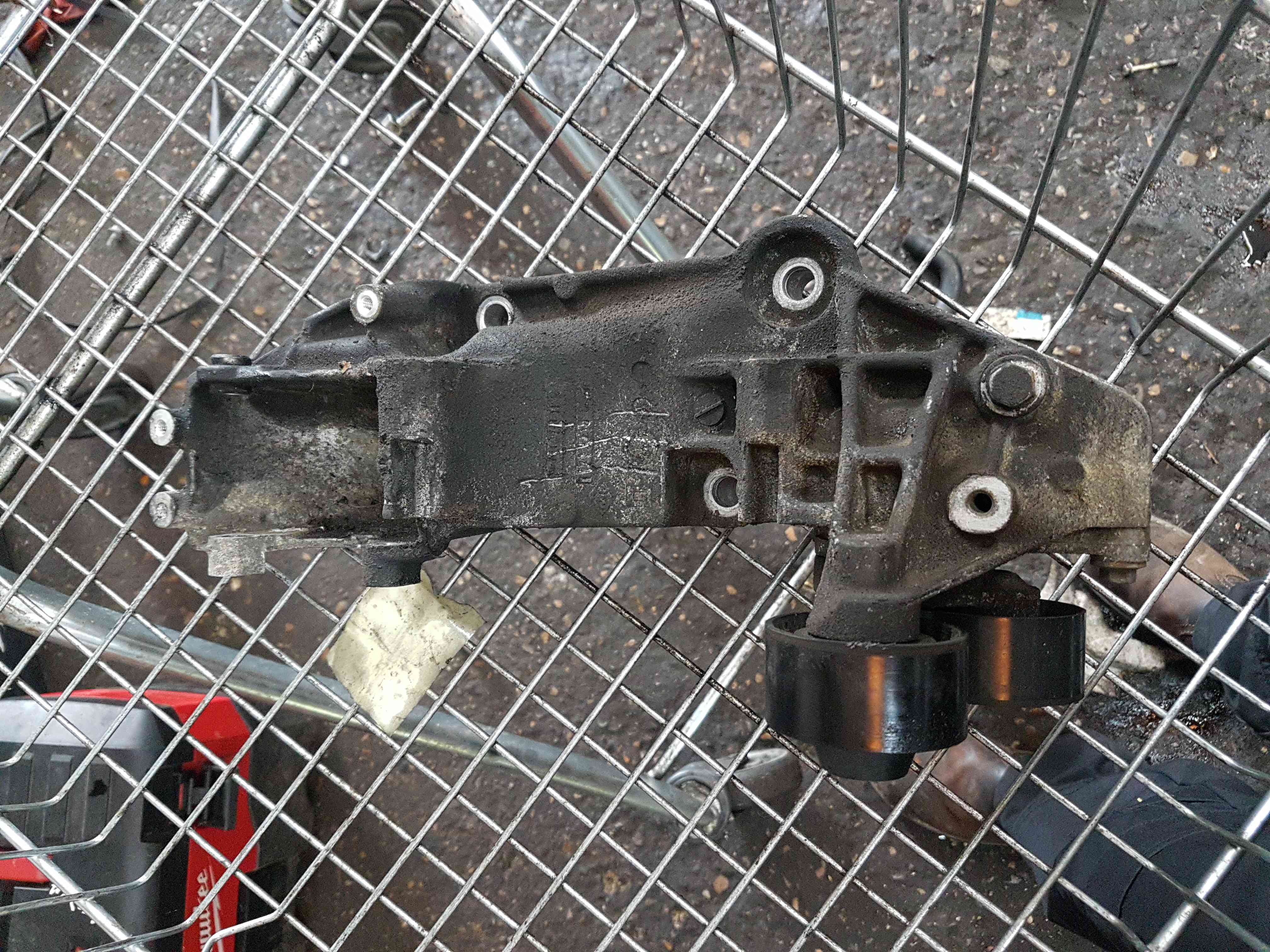 Thumb 3 Renault Trafic 2001-2014 2.0 DCI Alternator Engine Bracket M9R 692 17103585R