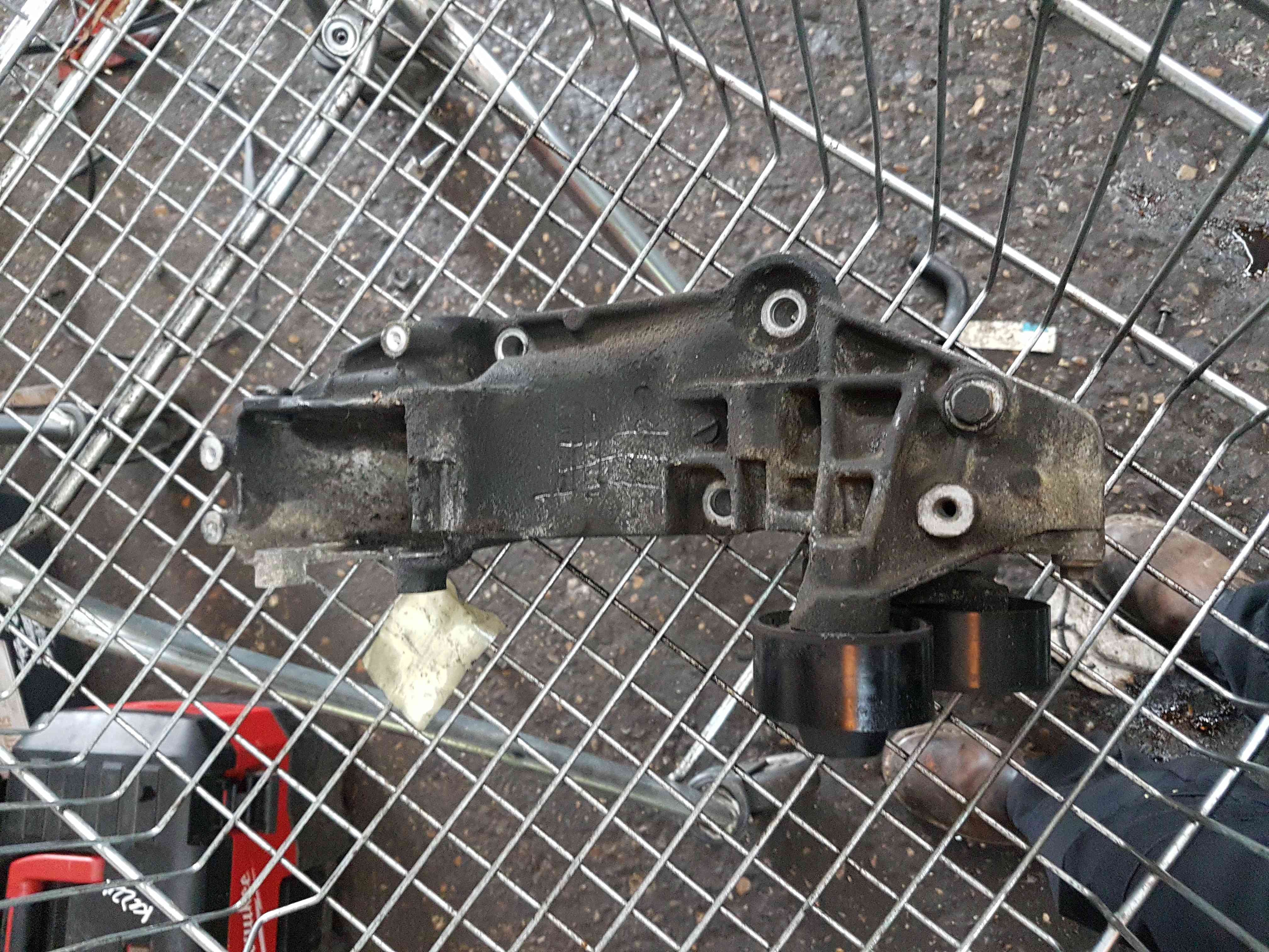Renault Trafic 2001-2014 2.0 DCI Alternator Engine Bracket M9R 692 17103585R