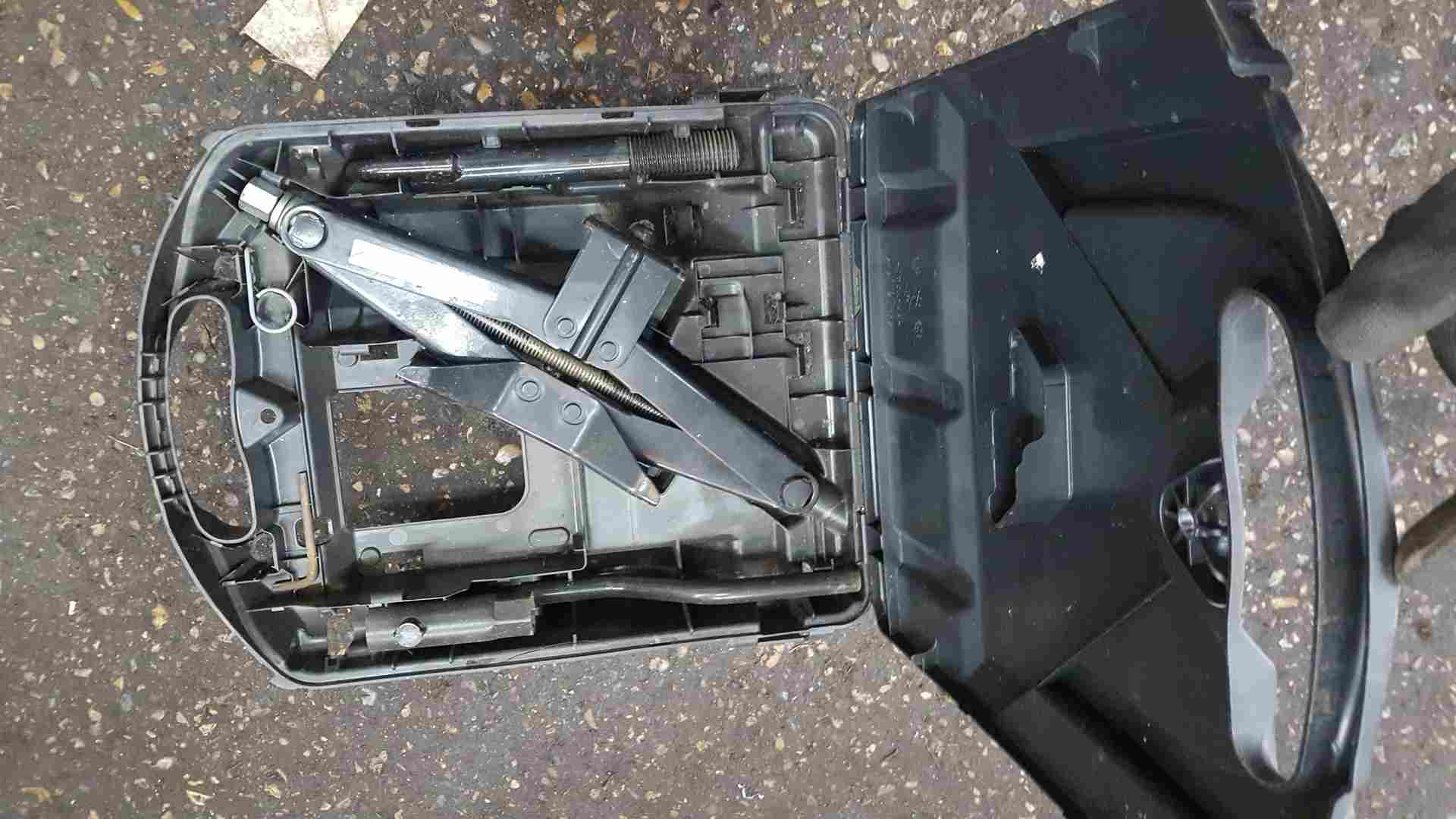Thumb 2 Renault Trafic 2014-2018 Tool KIT Jack SET Wheel Brace 995018195R