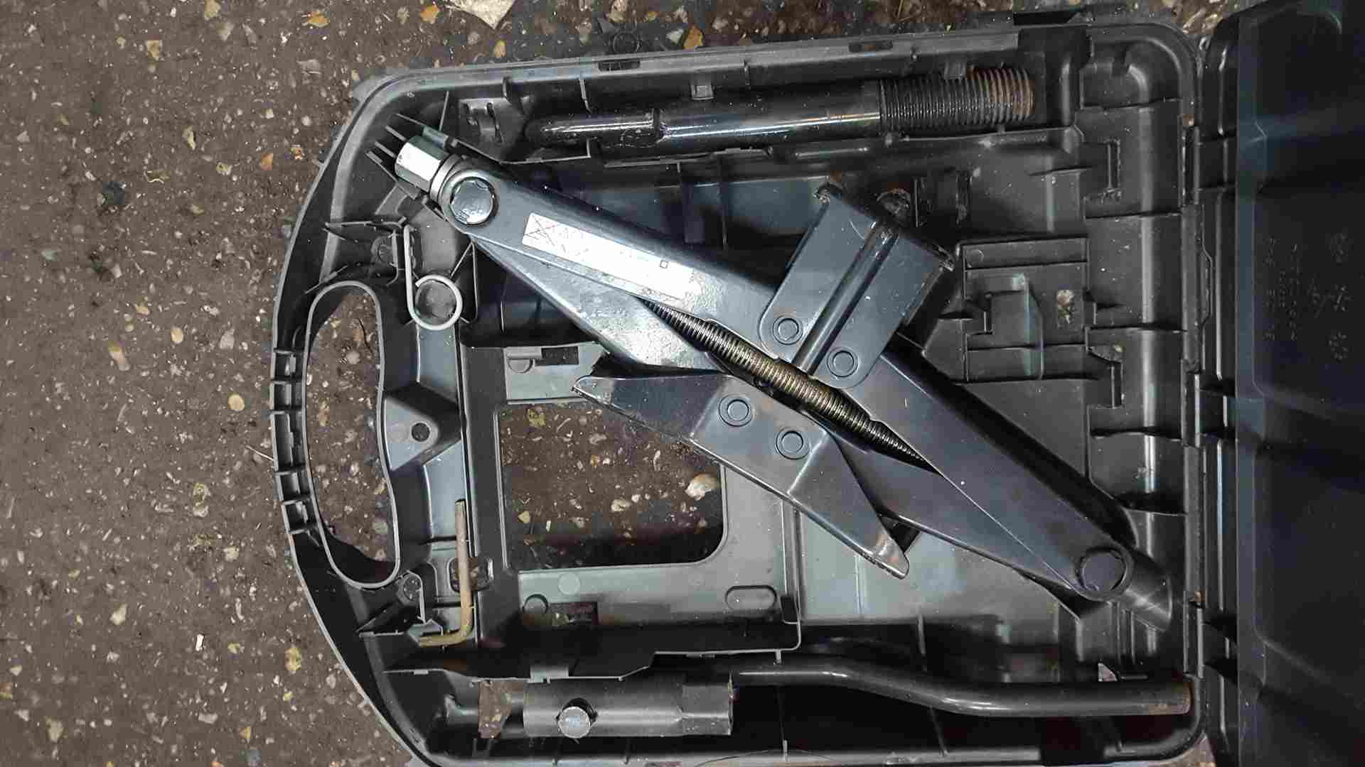 Thumb 3 Renault Trafic 2014-2018 Tool KIT Jack SET Wheel Brace 995018195R