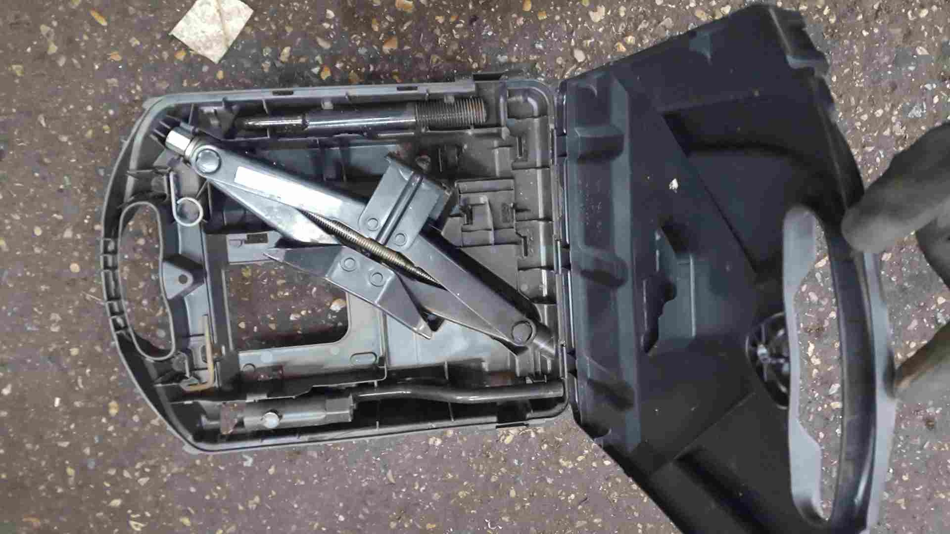 Renault Trafic 2014-2018 Tool KIT Jack SET Wheel Brace 995018195R