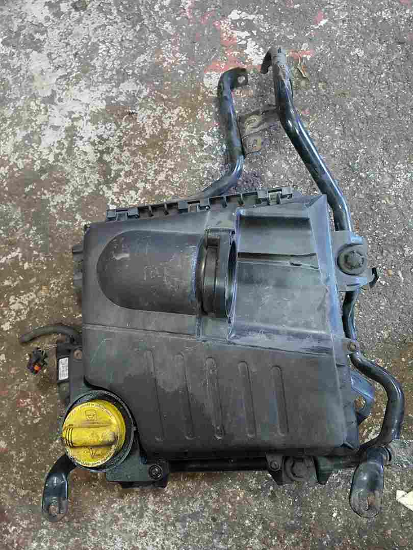 Thumb 2 Renault Trafic MK2 2001-2006 2.0 DCI Airbox Filter Housing 8200760899