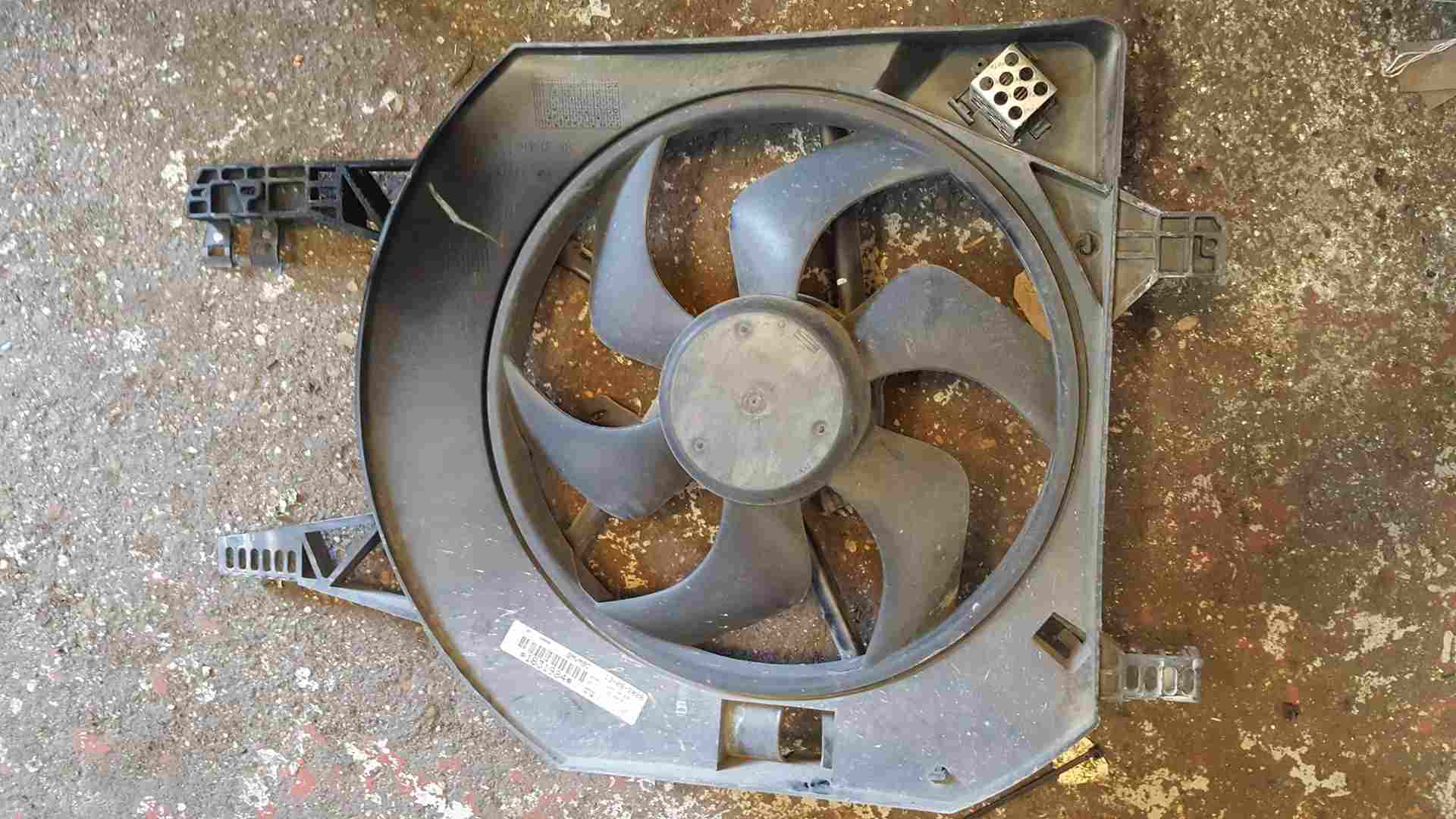 Thumb 2 Renault Trafic MK2 2006-2014 2.0 DCI Cooling FAN Radiator 8200662039
