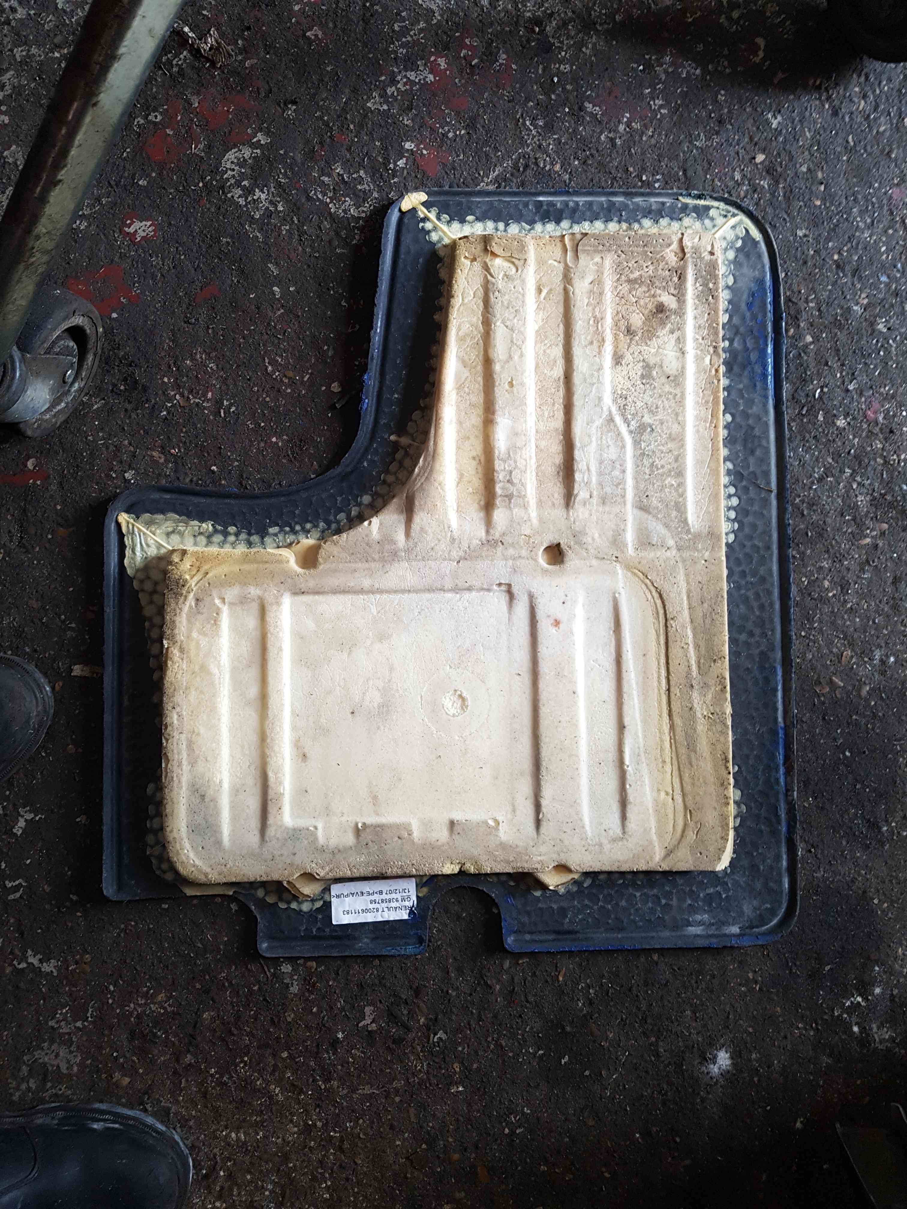 Thumb 4 Renault Trafic MK2 2006-2014 Battery Cover LID Rubber MAT 8200611183