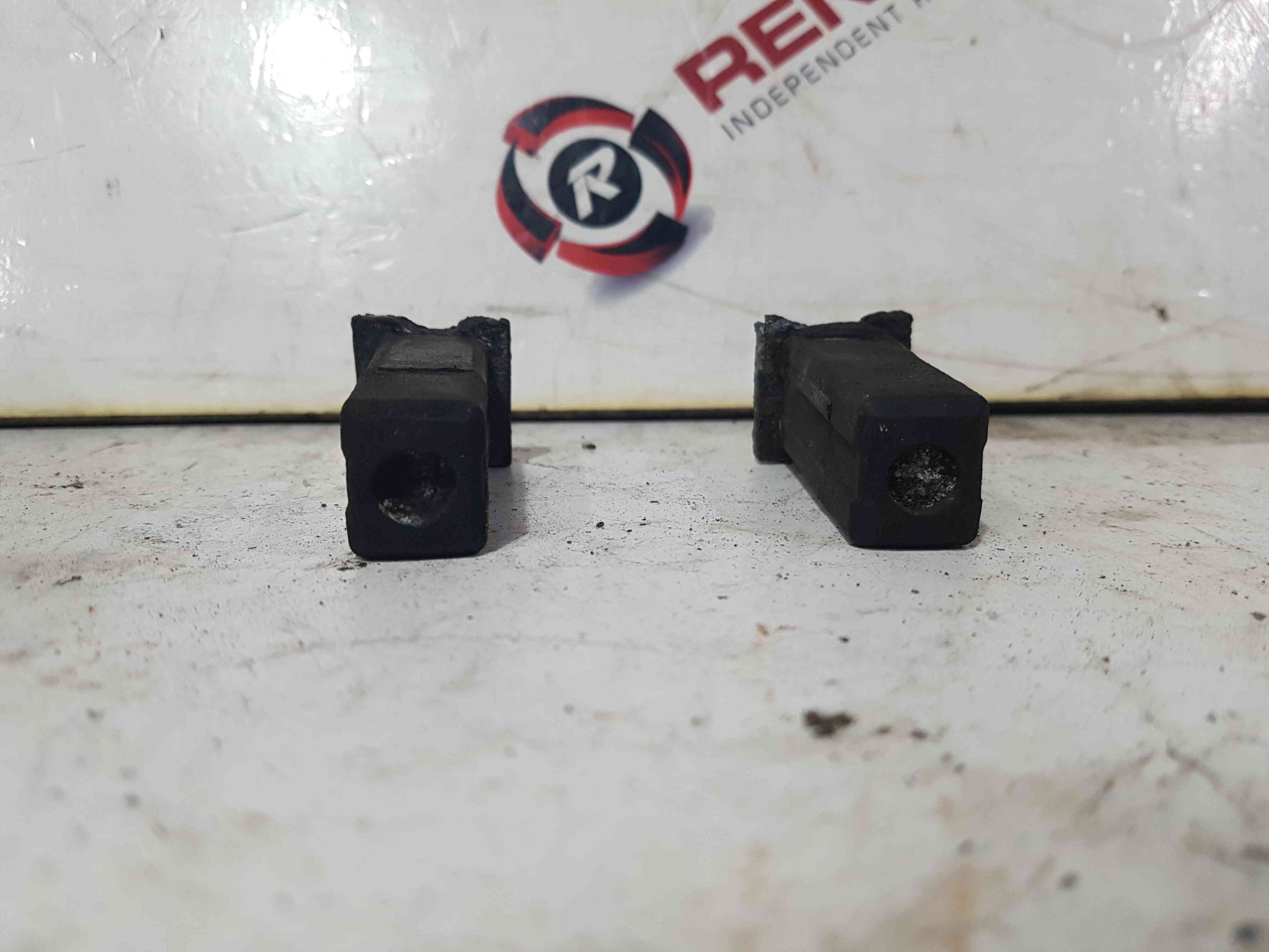 Thumb 3 Renault Trafic MK2 2006-2014 Radiator Mounting 7700421800