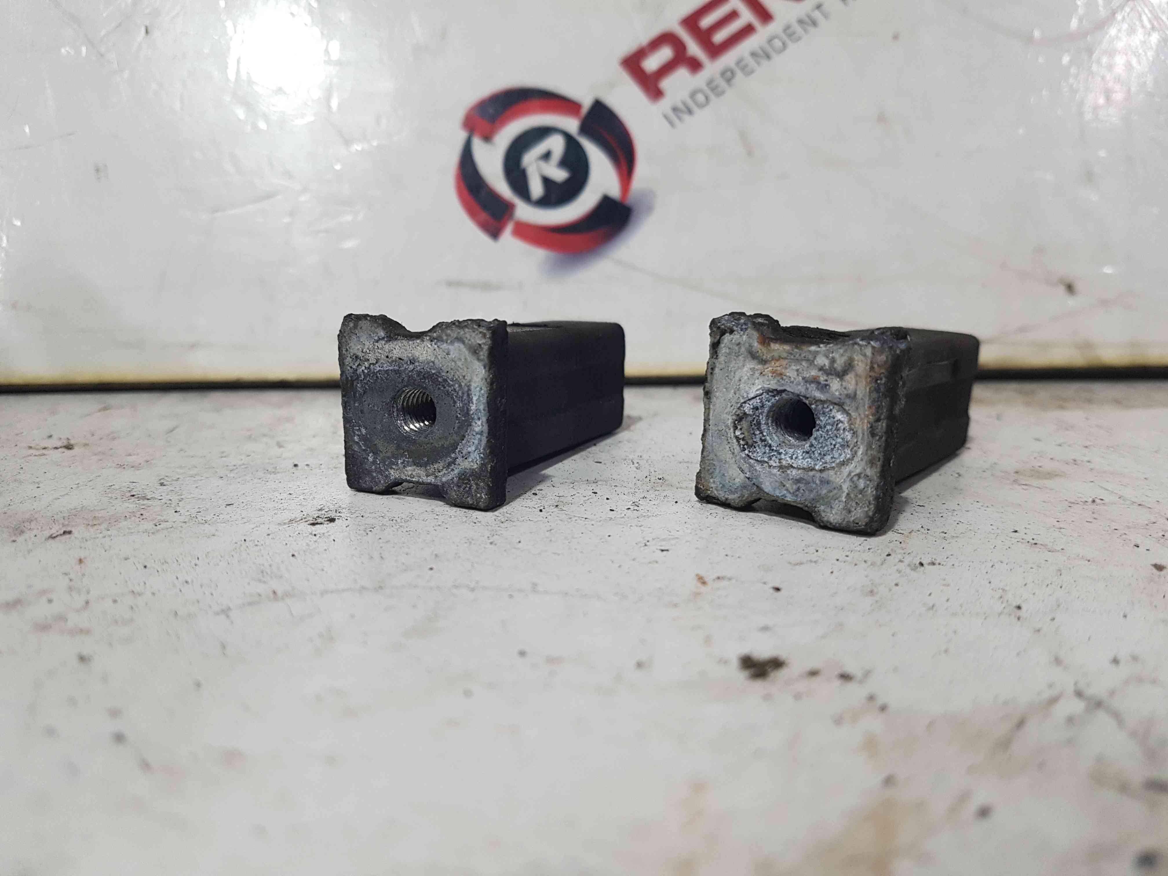 Thumb 5 Renault Trafic MK2 2006-2014 Radiator Mounting 7700421800