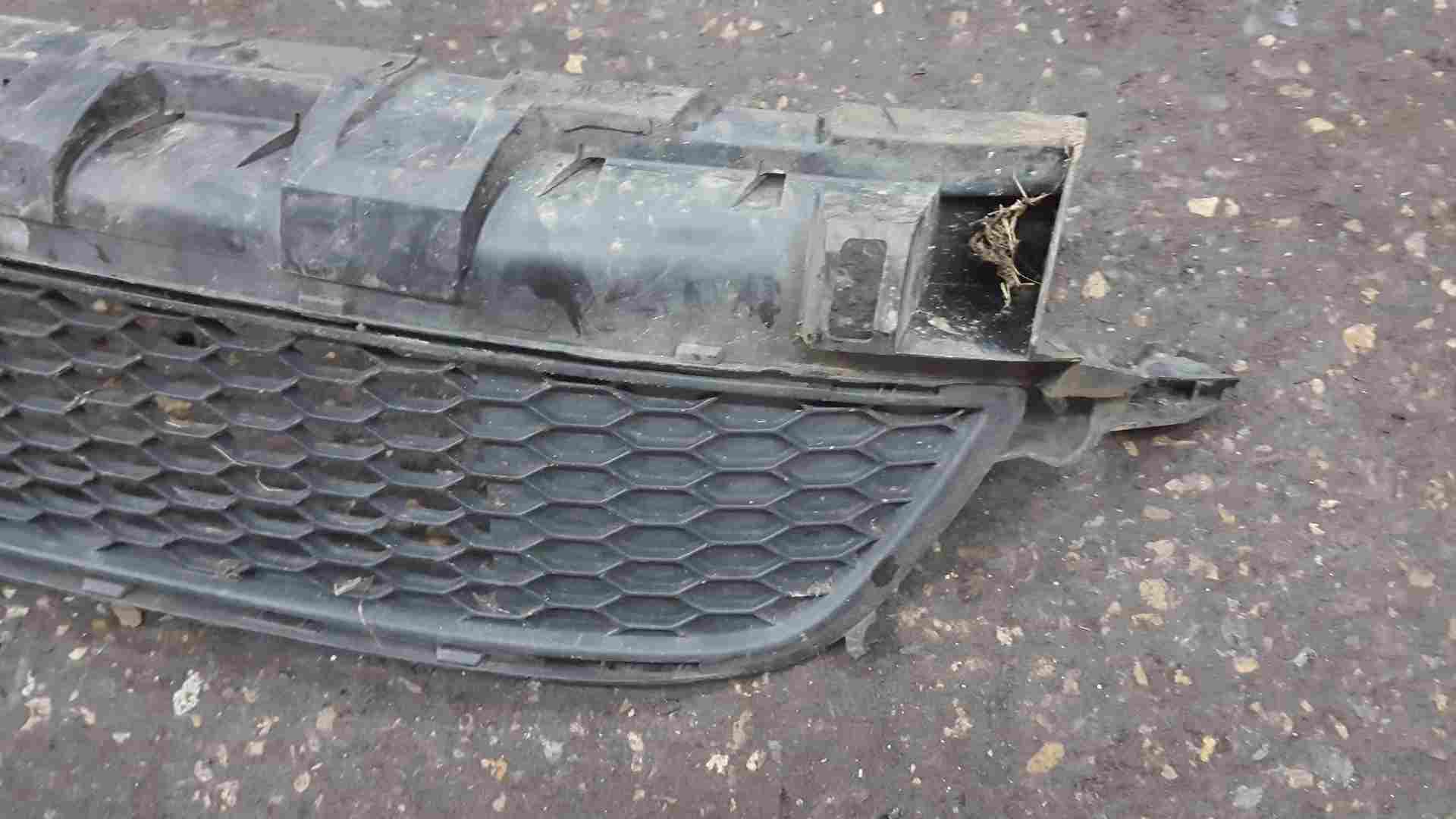 Thumb 3 Renault Trafic MK3 2014-2018 Front Lower Grill BROKEN