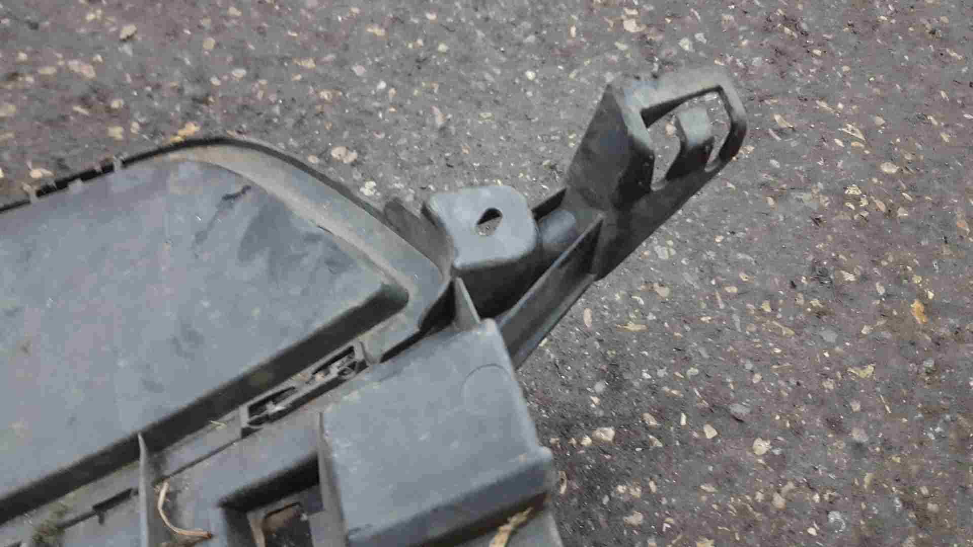Thumb 7 Renault Trafic MK3 2014-2018 Front Lower Grill BROKEN