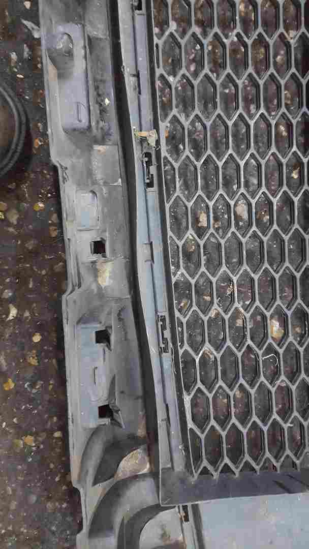 Thumb 9 Renault Trafic MK3 2014-2018 Front Lower Grill BROKEN