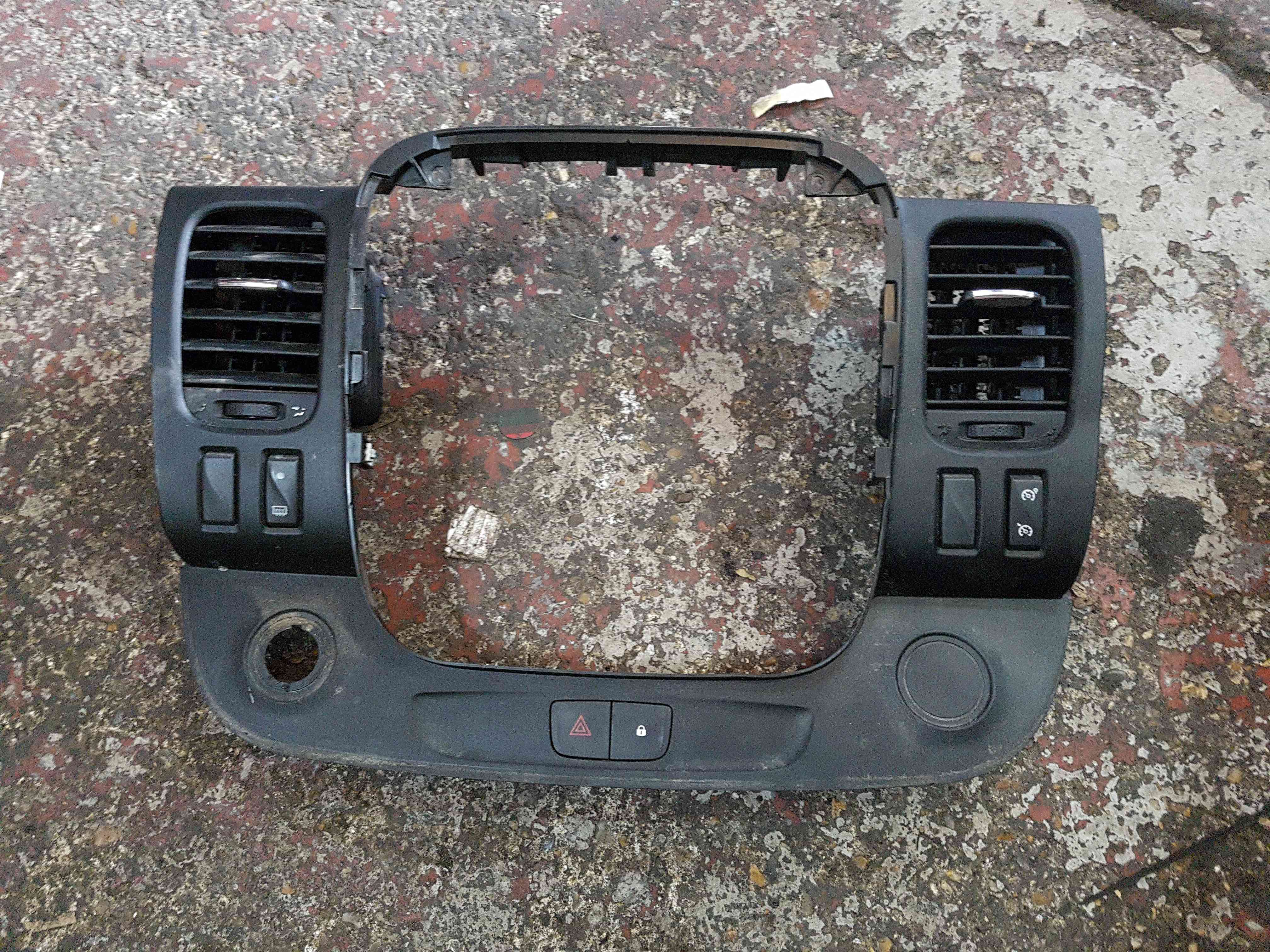 Thumb 2 Renault Trafic MK3 2014-2018 Heater Vents Centre Trim Hazard 682607479R