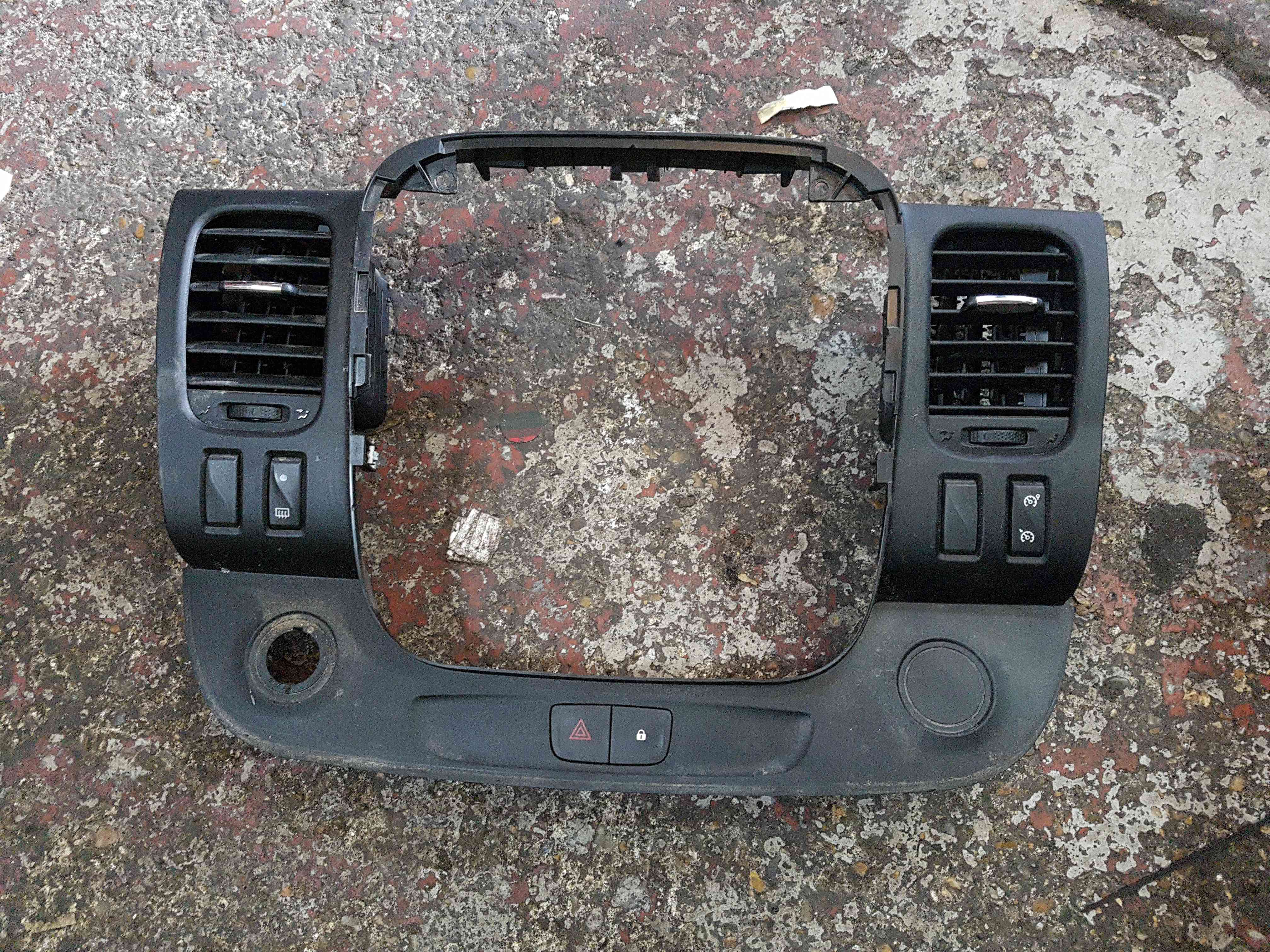 Thumb 3 Renault Trafic MK3 2014-2018 Heater Vents Centre Trim Hazard 682607479R