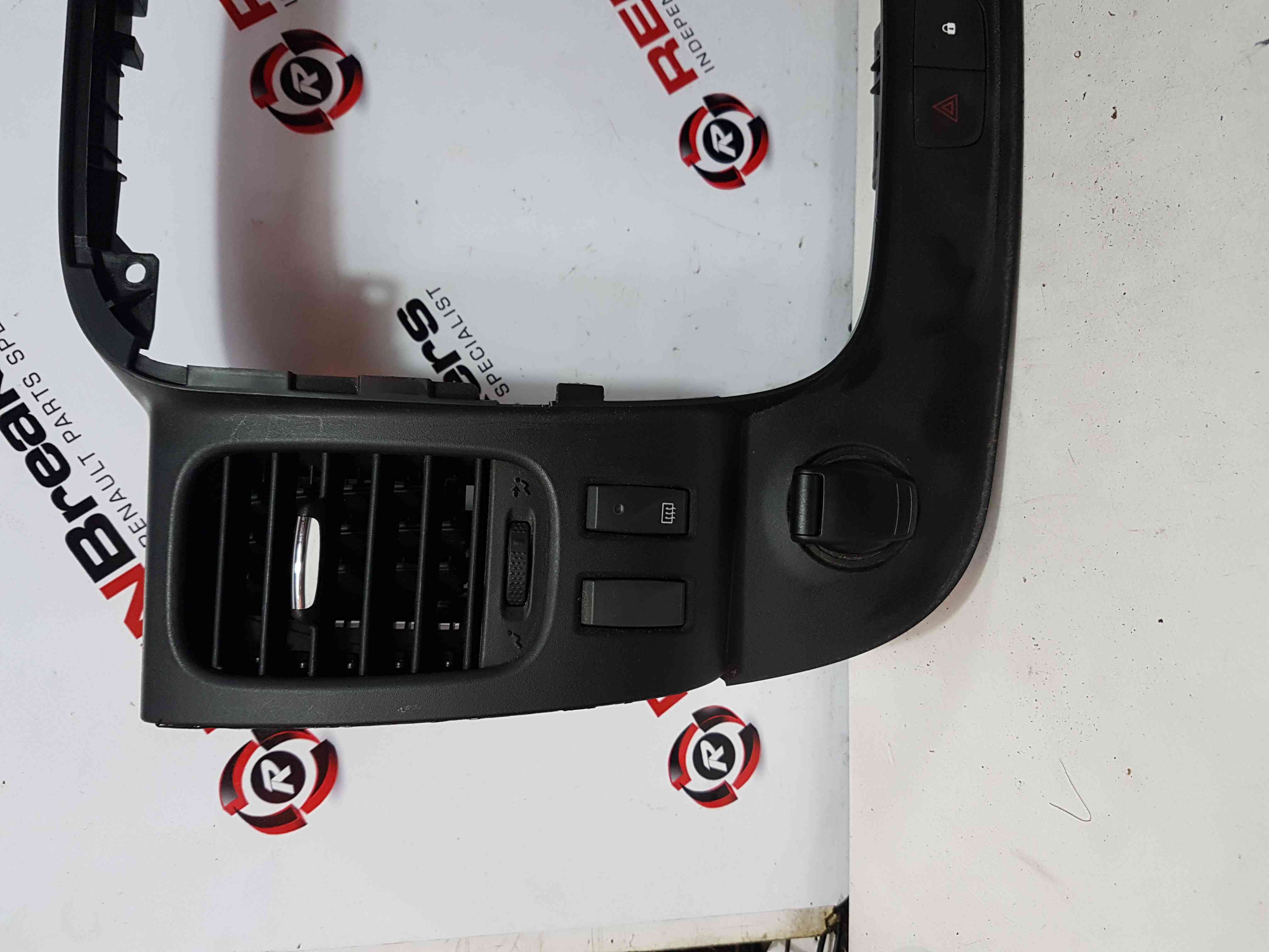 Thumb 3 Renault Trafic MK3 2014-2018 Heater Vents Centre Trim Hazard 682607479R