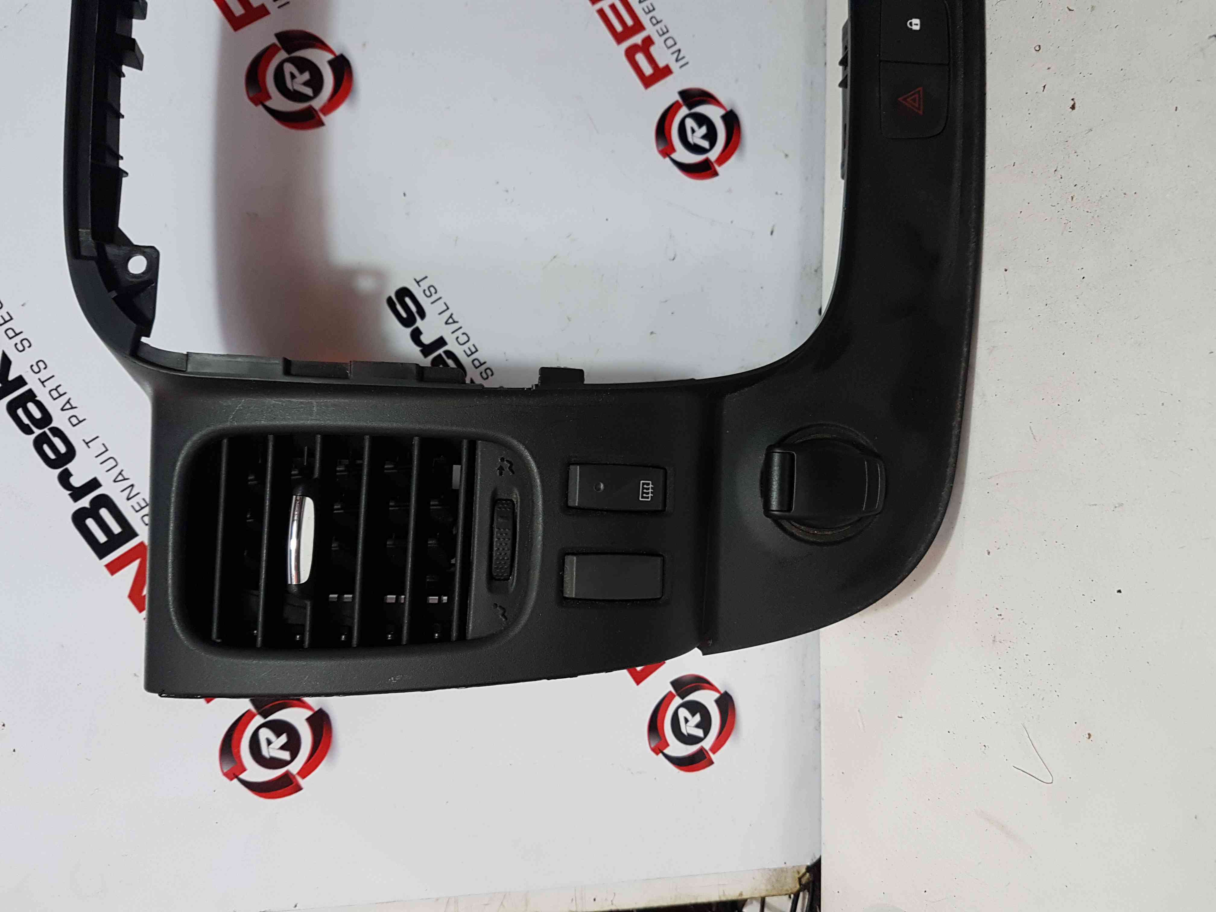 Thumb 4 Renault Trafic MK3 2014-2018 Heater Vents Centre Trim Hazard 682607479R