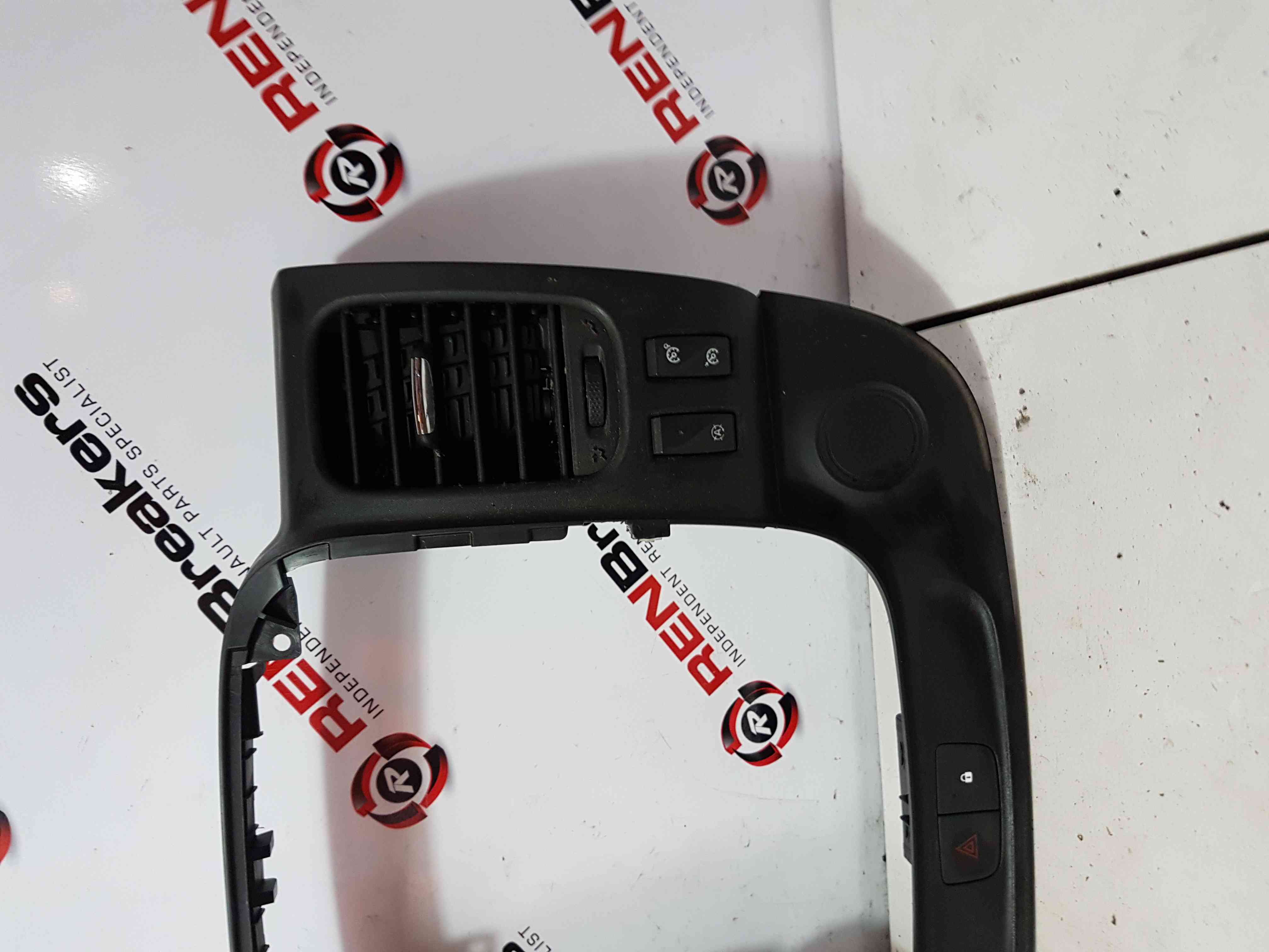 Thumb 5 Renault Trafic MK3 2014-2018 Heater Vents Centre Trim Hazard 682607479R