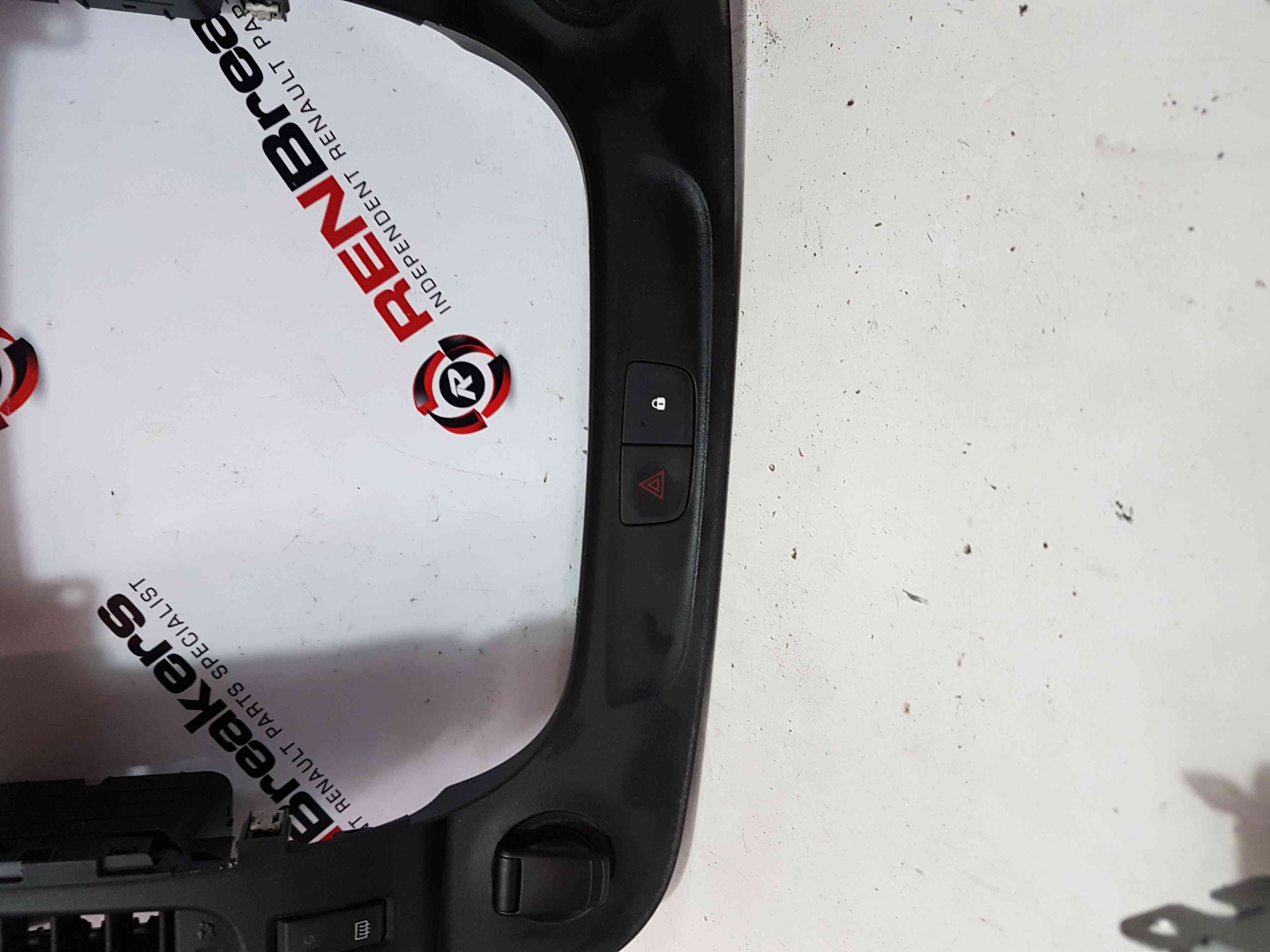 Thumb 6 Renault Trafic MK3 2014-2018 Heater Vents Centre Trim Hazard 682607479R