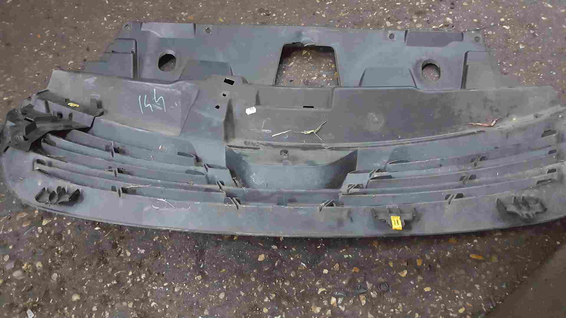 Thumb 5 Renault Trafic MK3 2014-2018 Upper Front Grill Damaged 