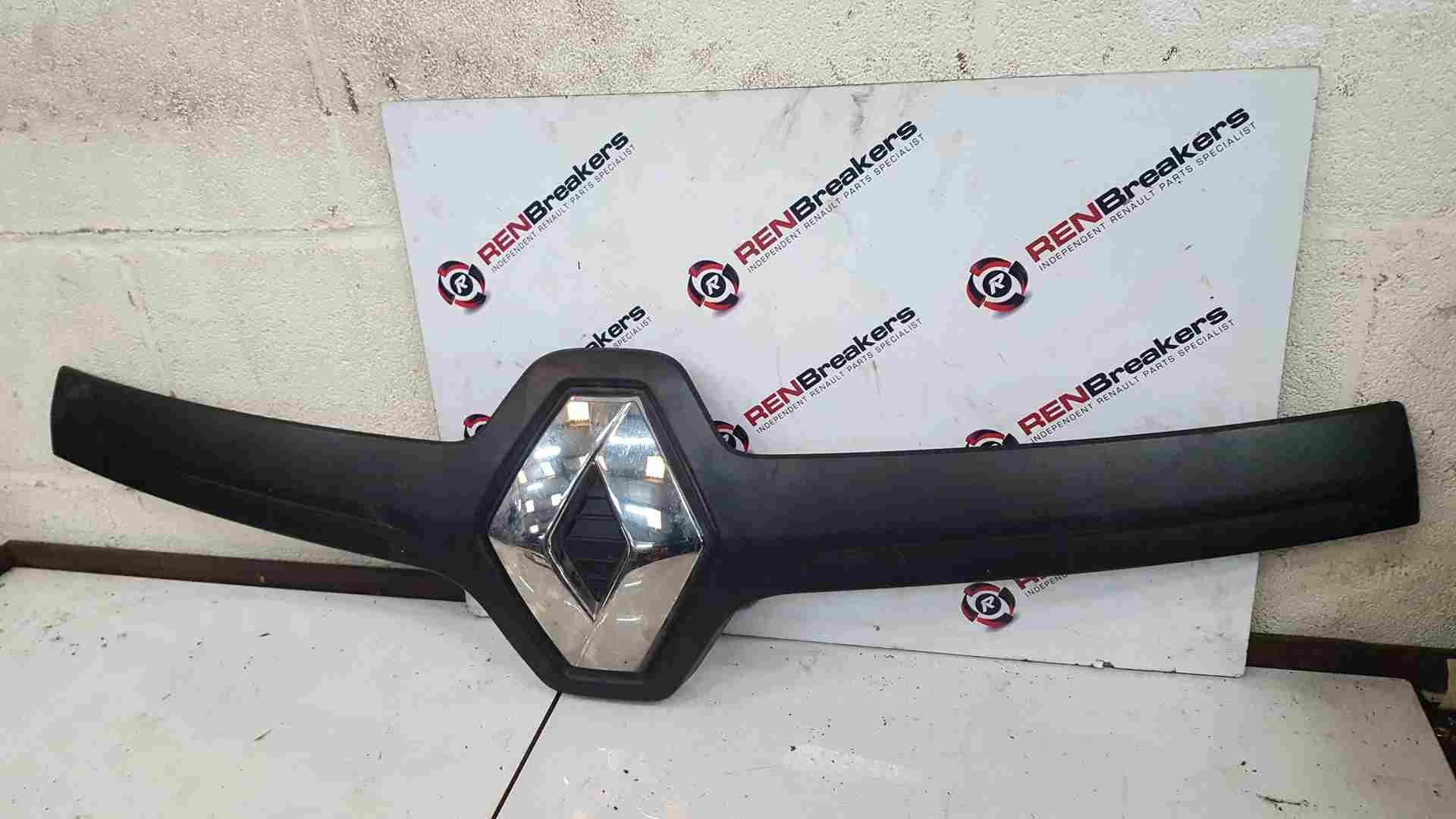 Thumb 2 Renault Trafic MK3 2014-2018 Upper Front Moulding With Emblem Grill Badge