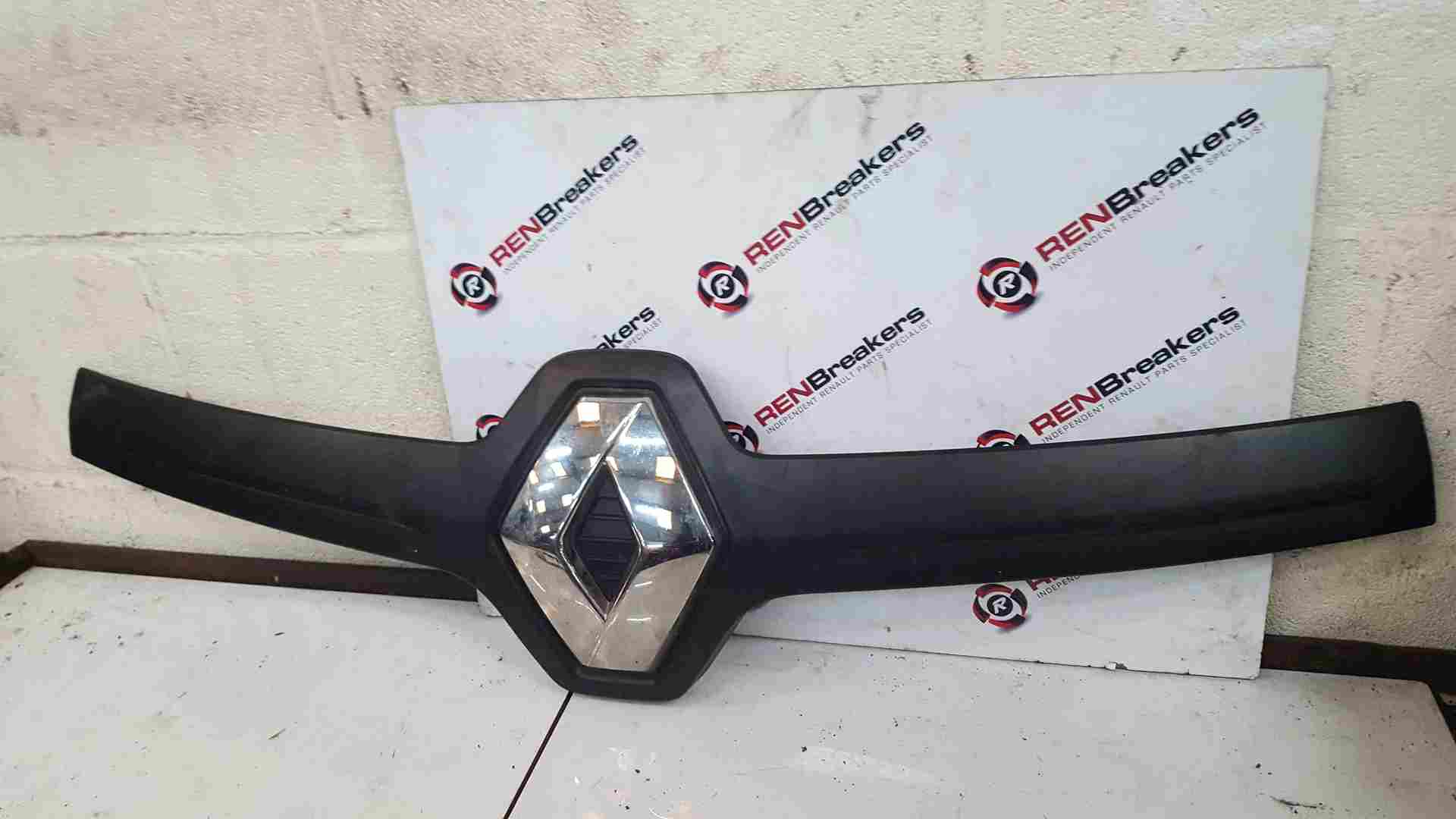 Thumb 4 Renault Trafic MK3 2014-2018 Upper Front Moulding With Emblem Grill Badge