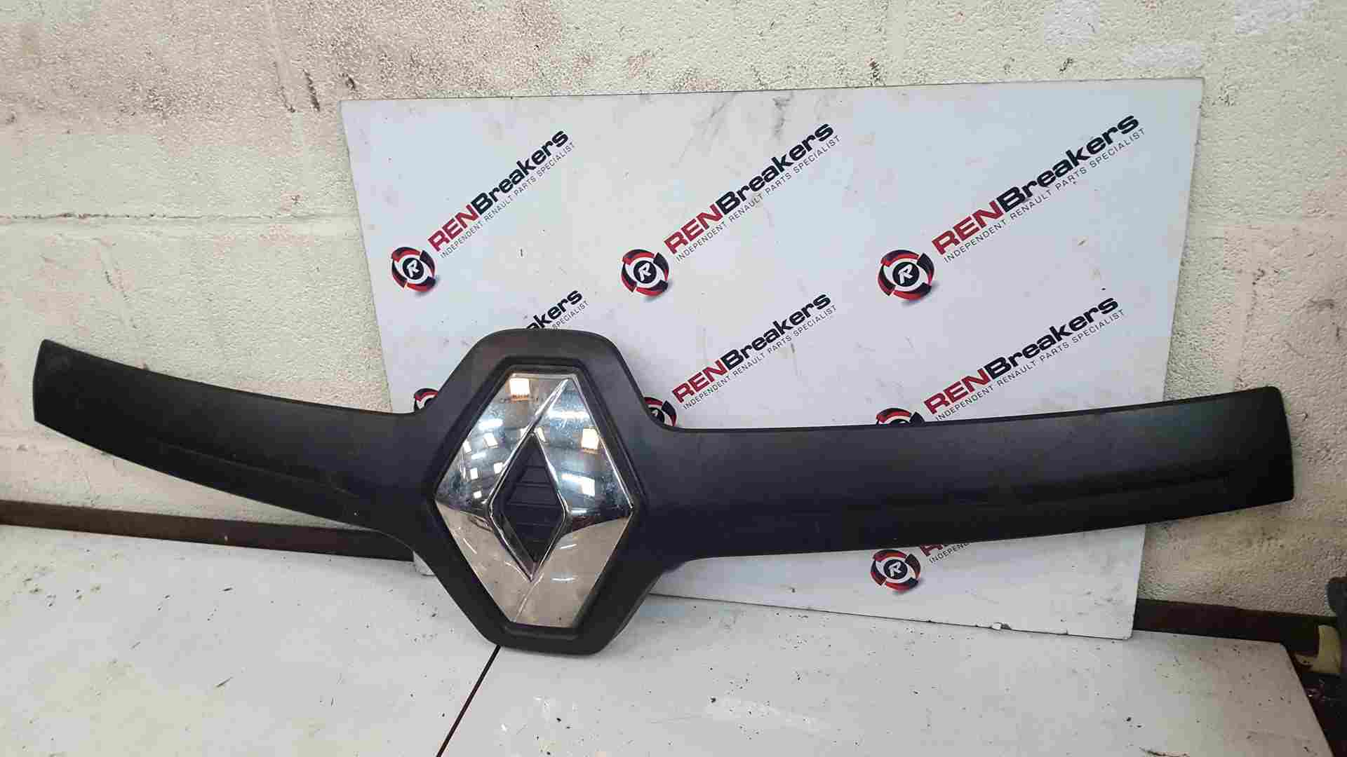 Renault Trafic MK3 2014-2018 Upper Front Moulding With Emblem Grill Badge