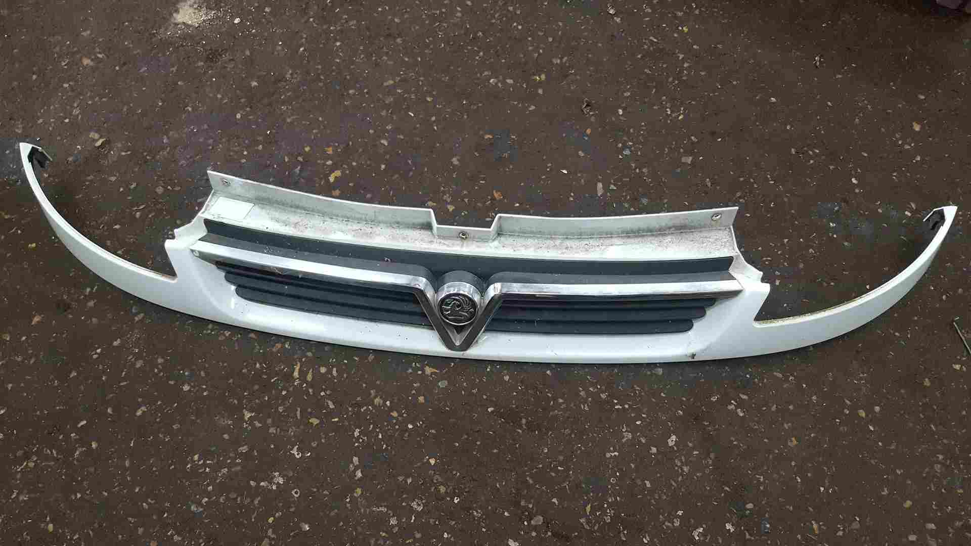 Renault Trafic Vauxhall Vivaro 2001-2006 Front Bumper Grille Grill White Od31