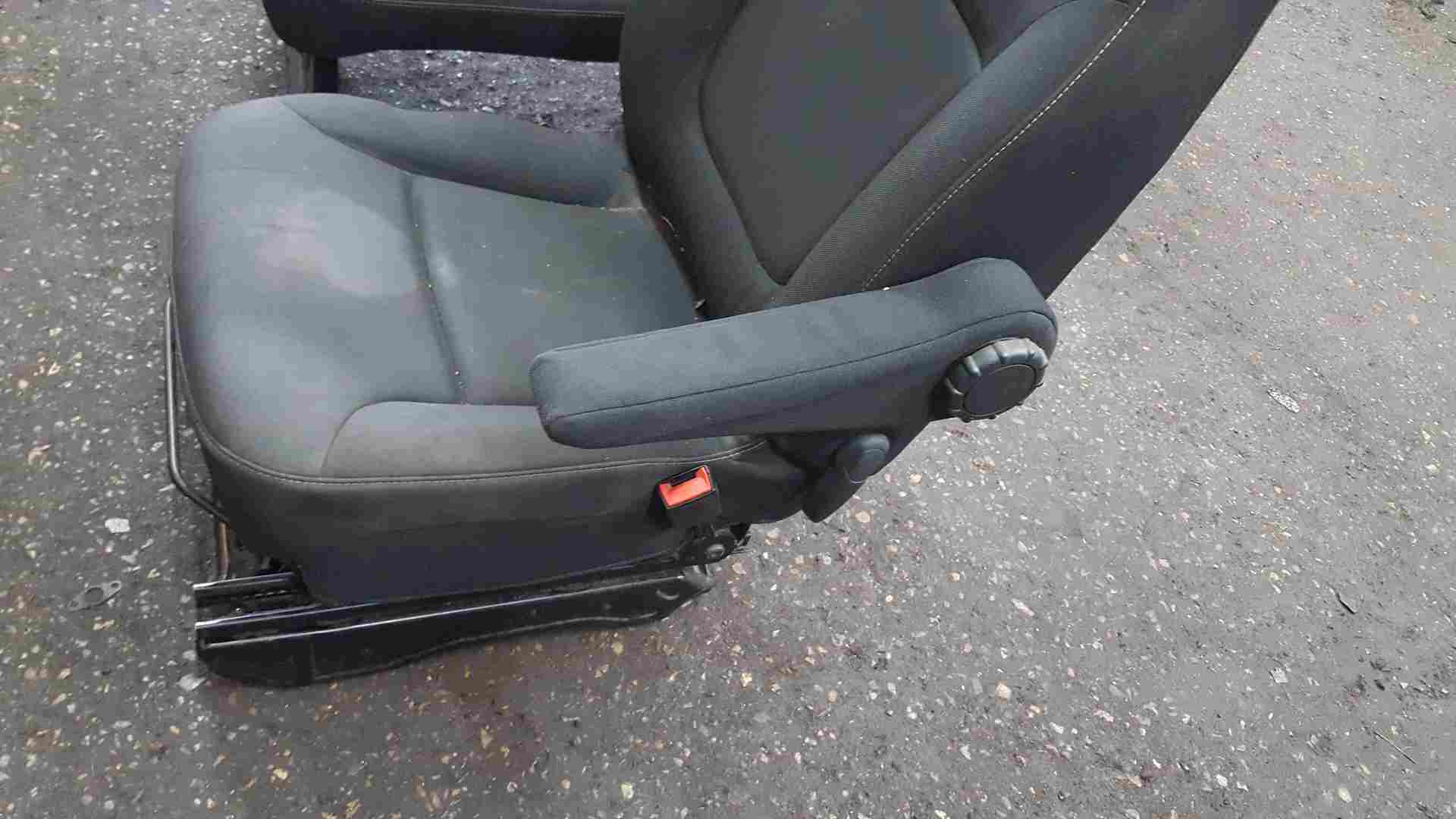 Thumb 3 Renault Trafic MK3 2014-2018 Drivers Seat No Rips Black With Arm Rest Vivaro