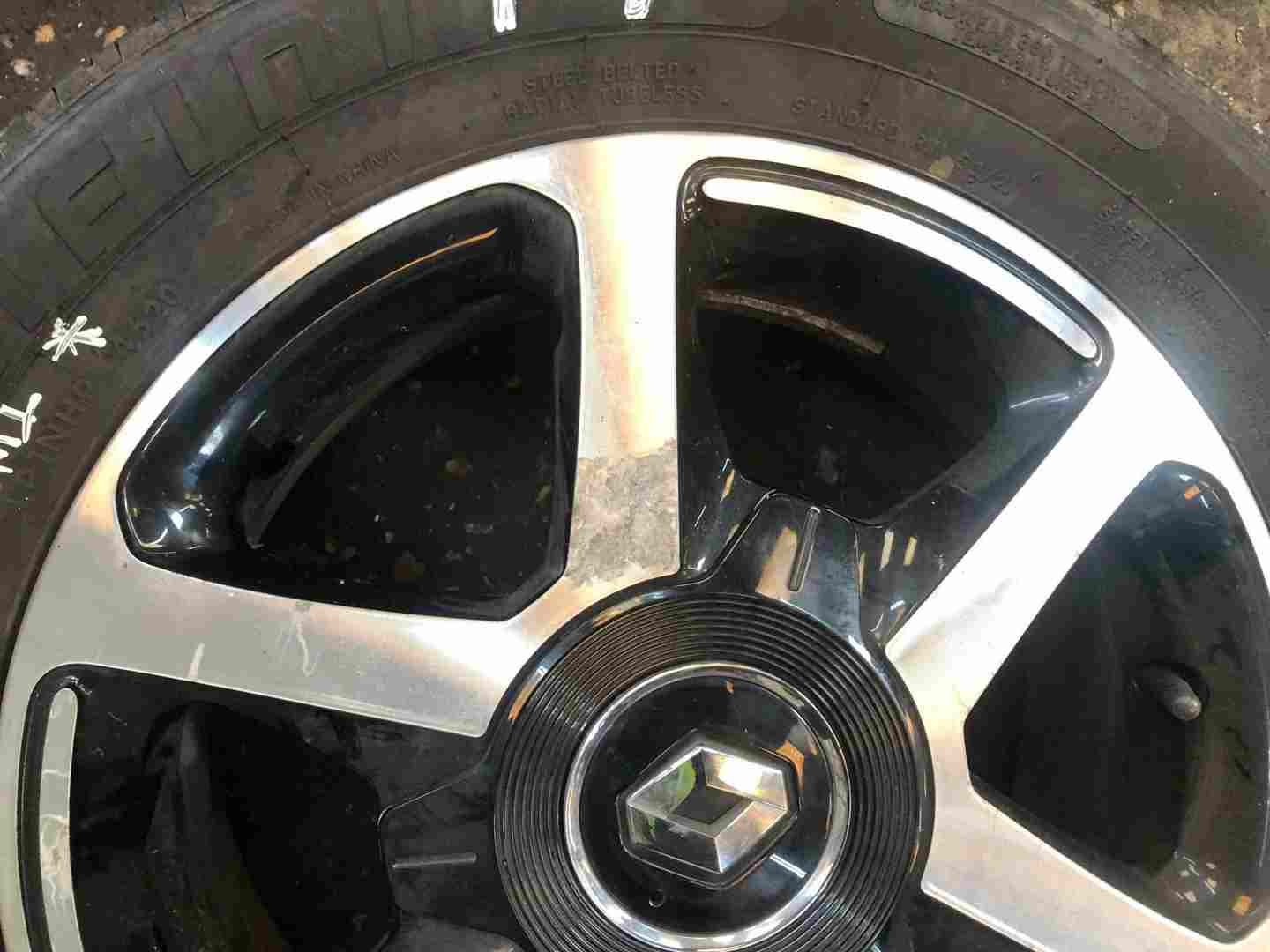 Thumb 3 Renault Twingo MK3 2014-2017 Alloy Wheel 15 Inch 403000684R No Tyre 3/5