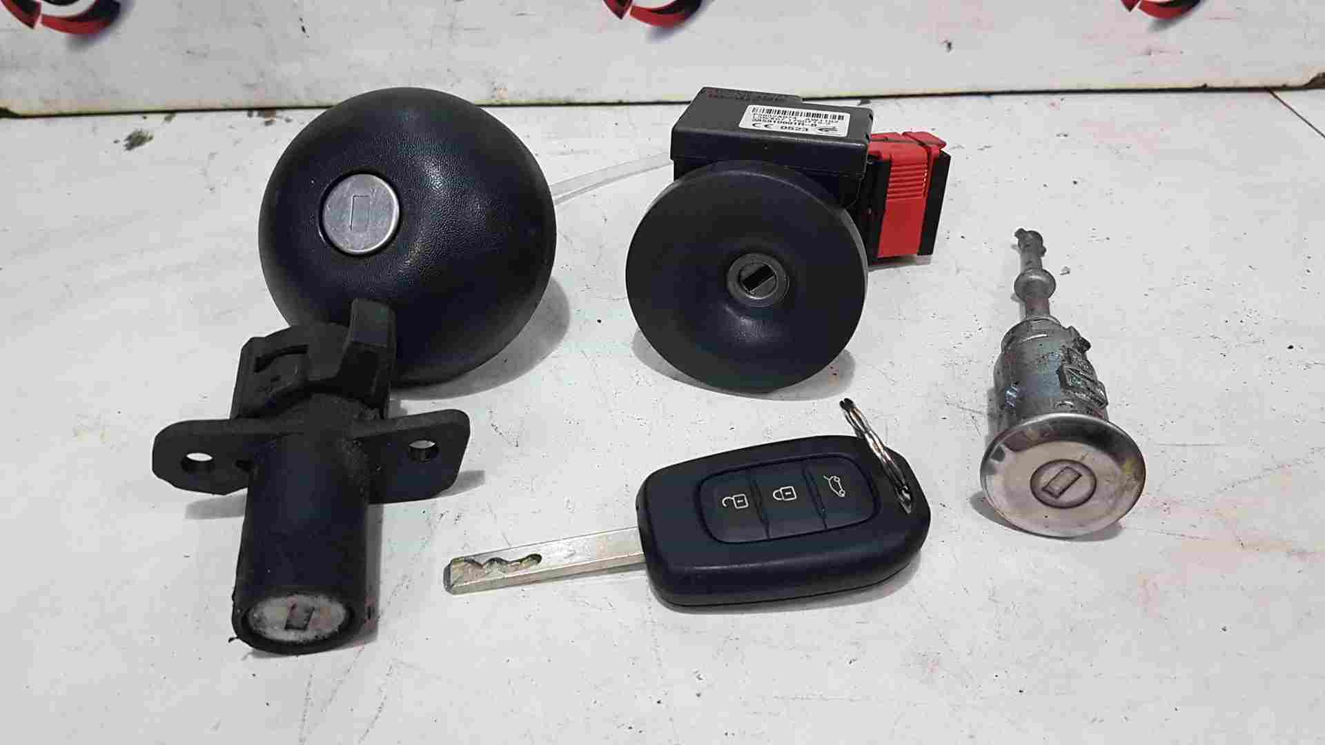Renault Twingo MK3 2014-2017 Ignition Door Bonnet Barrel KEY Fuel CAP Lock SET