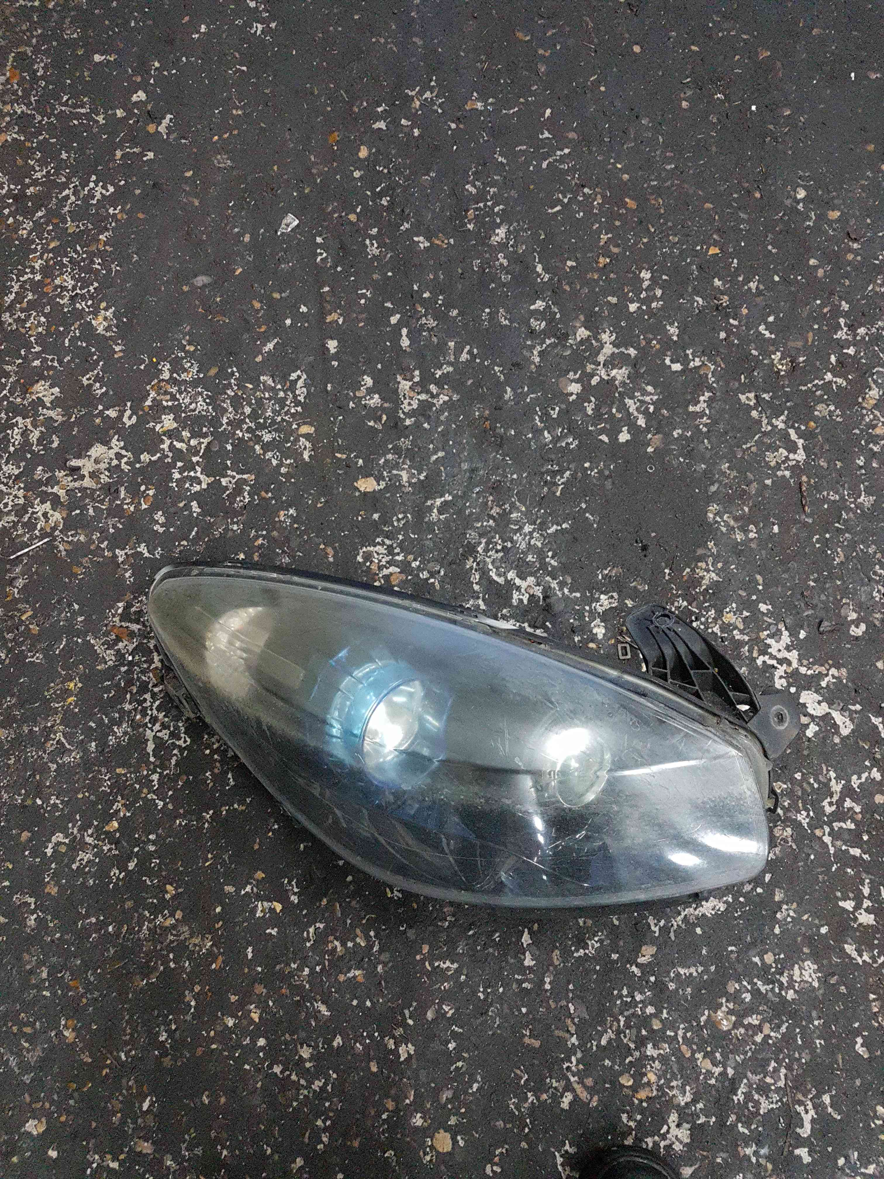 Thumb 2 Renault Wind 2010-2013 Drivers OSF Headlight Broken Bracket 260100064R