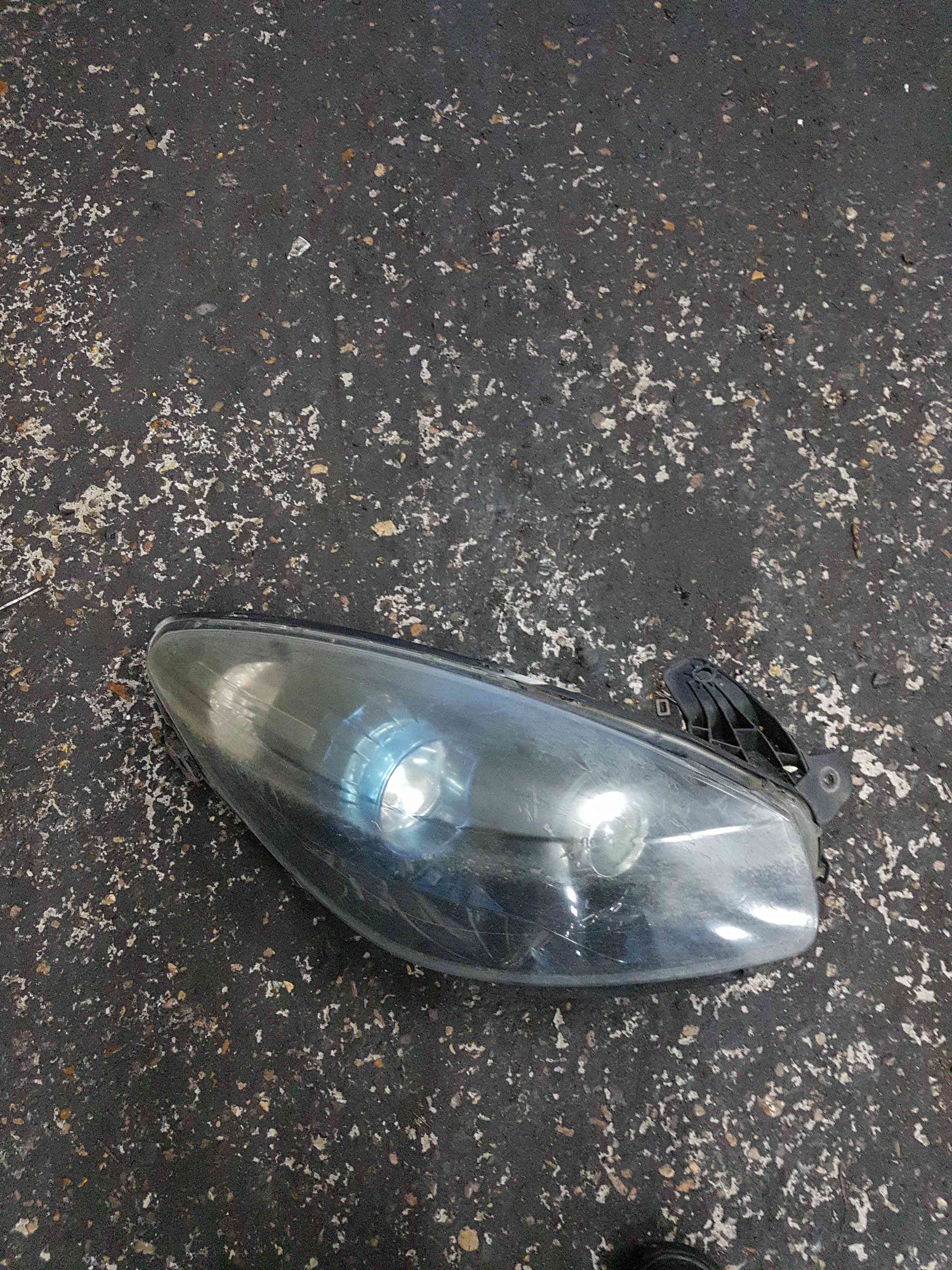 Thumb 3 Renault Wind 2010-2013 Drivers OSF Headlight Broken Bracket 260100064R