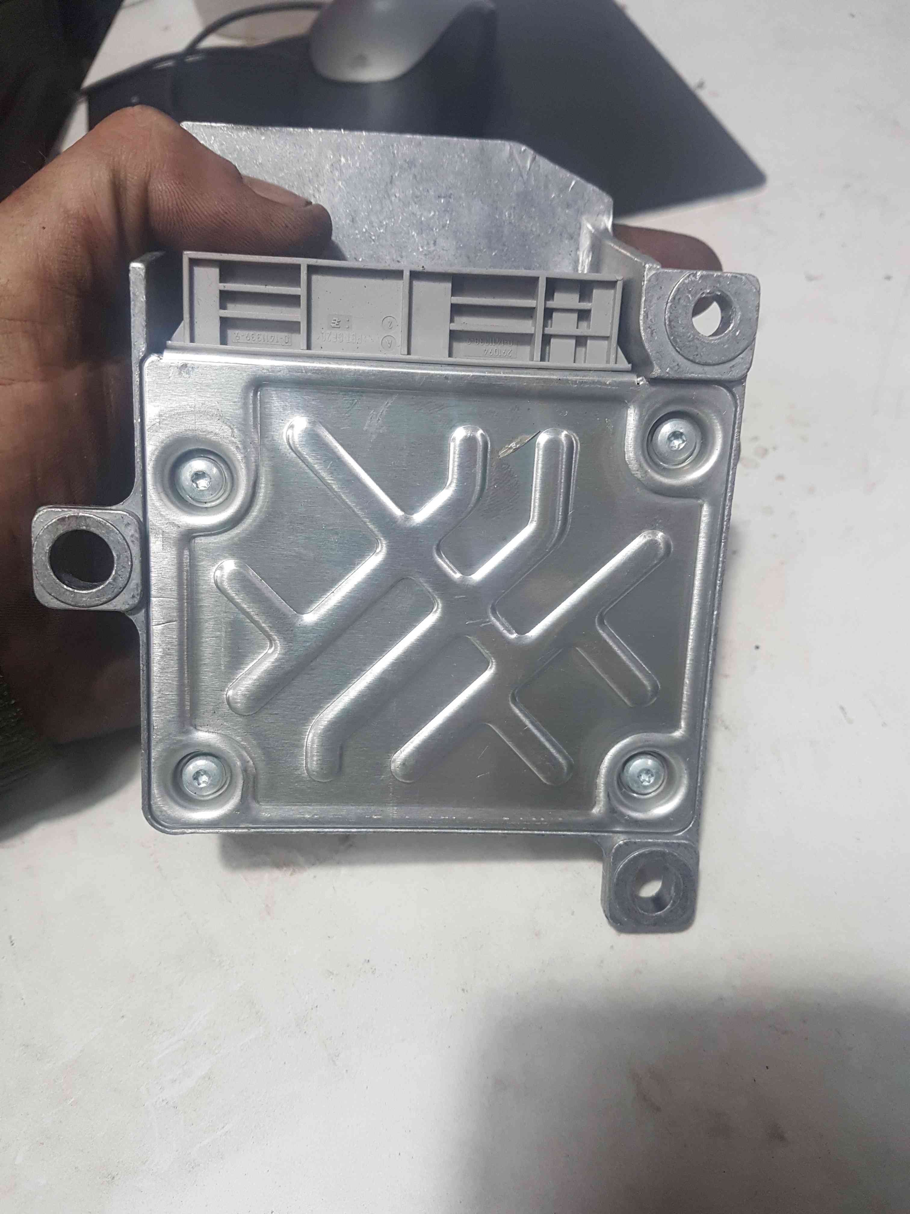 Thumb 3 Renault Wind MK1 2010-2013 1.2 16V Airbag ECU 8201138129