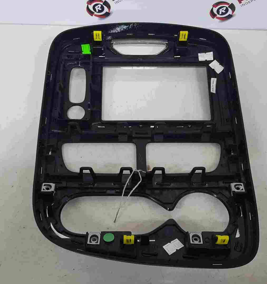 Thumb 4 Renault Zoe 2012-2016 Centre Heater Vent + Surround Gloss Black 682602671R