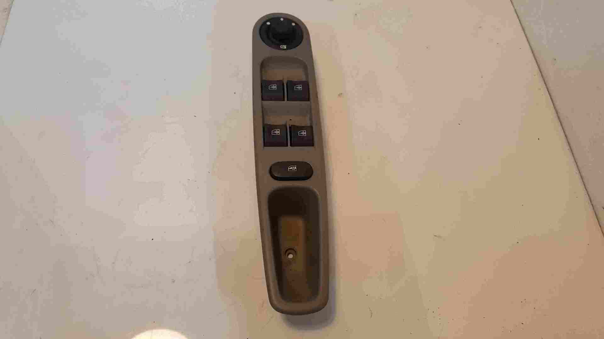 Renault Zoe 2012-2019 Drivers OSF Front Window Switch Mirror 254008973R