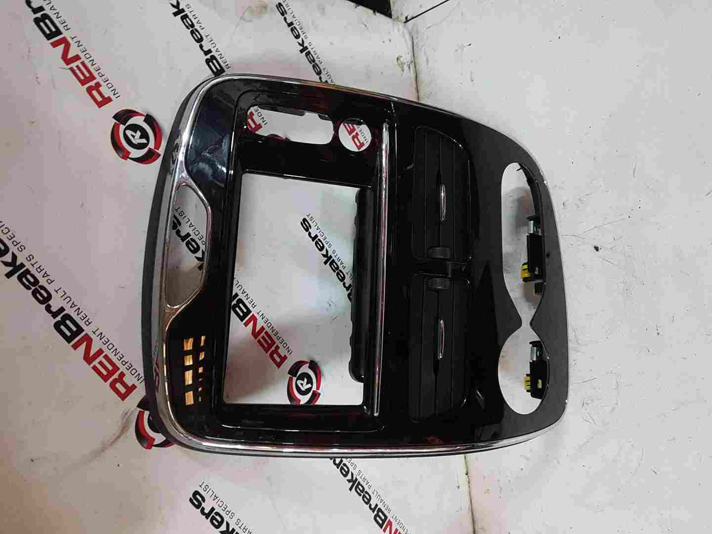Thumb 3 Renault Zoe MK2 2019-2024 Centre Heater Vent + Surround Gloss Black 687507764R