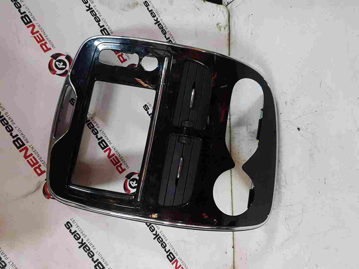 Thumb 4 Renault Zoe MK2 2019-2024 Centre Heater Vent + Surround Gloss Black 687507764R