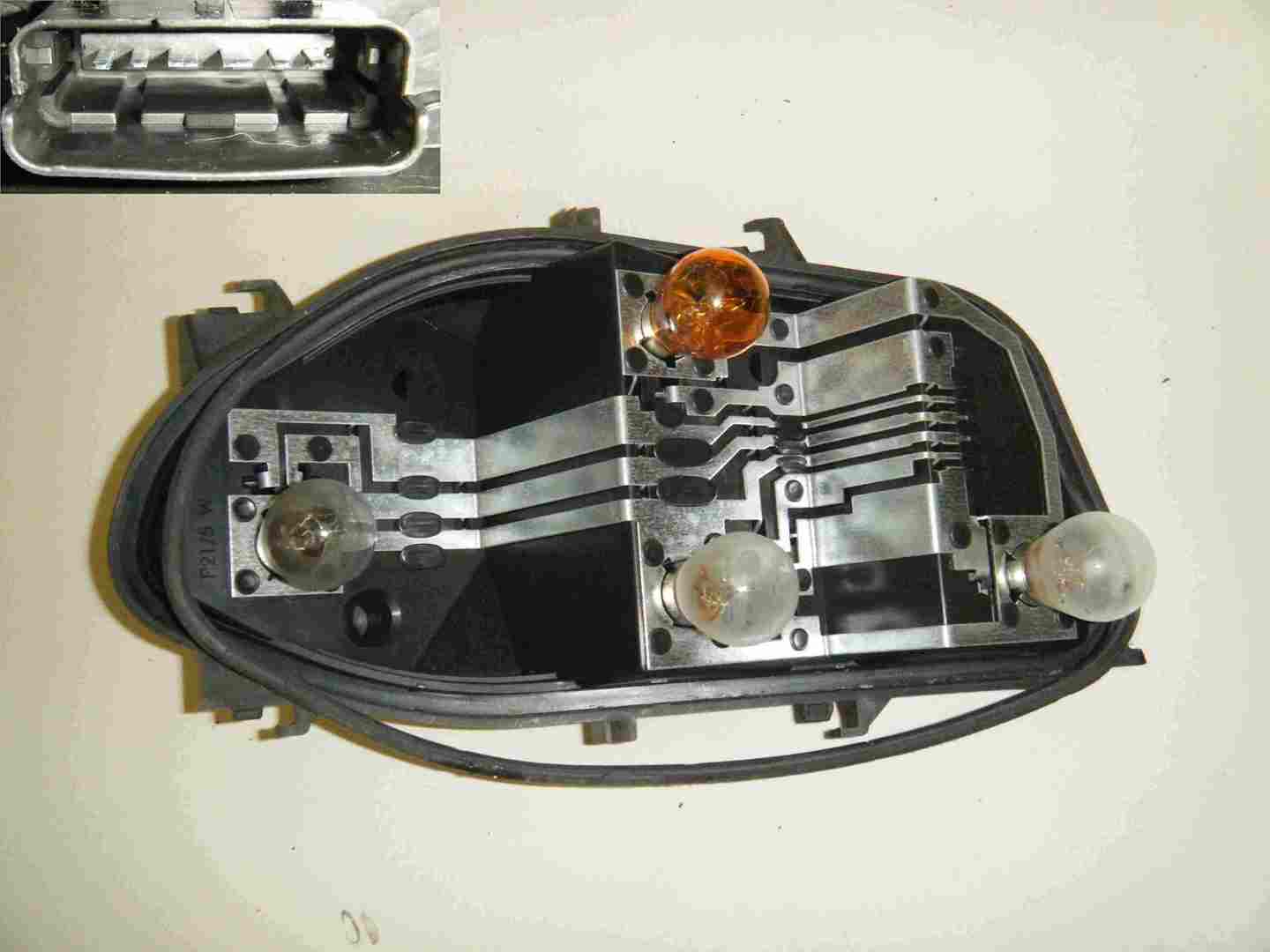 Renault Clio MK3 2005-2009 Rear Tailgate Bulb Holder Circuit Board OS Drivers