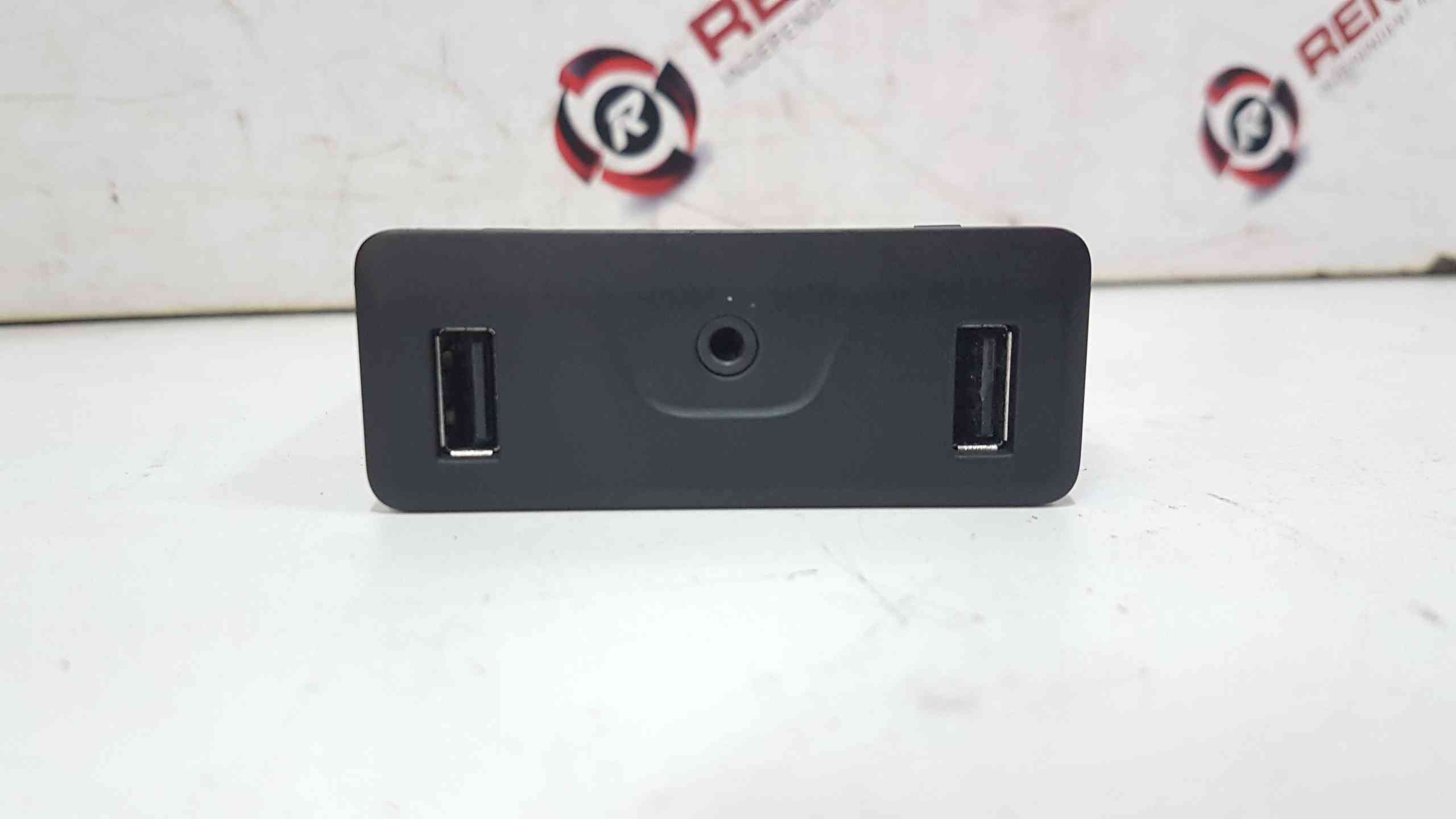 Rrenault Kadjar 2015-2018 Twin USB Port AUX Socket Console Trim 280239732R