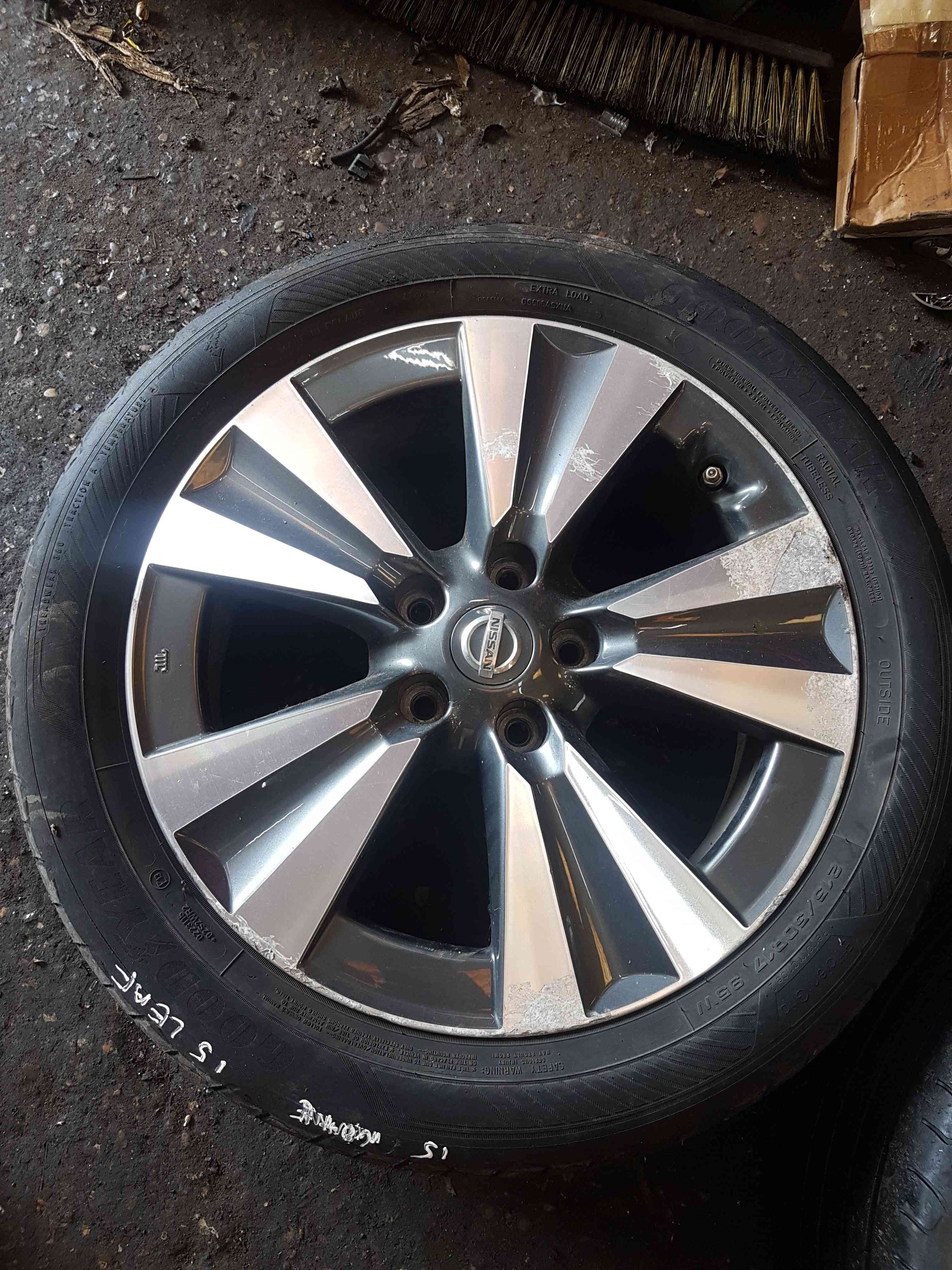 Thumb 3 Nissan Leaf 2010-2017 Alloy Wheel 17Inch + Tyre 225 45 17 6Mm 3/5
