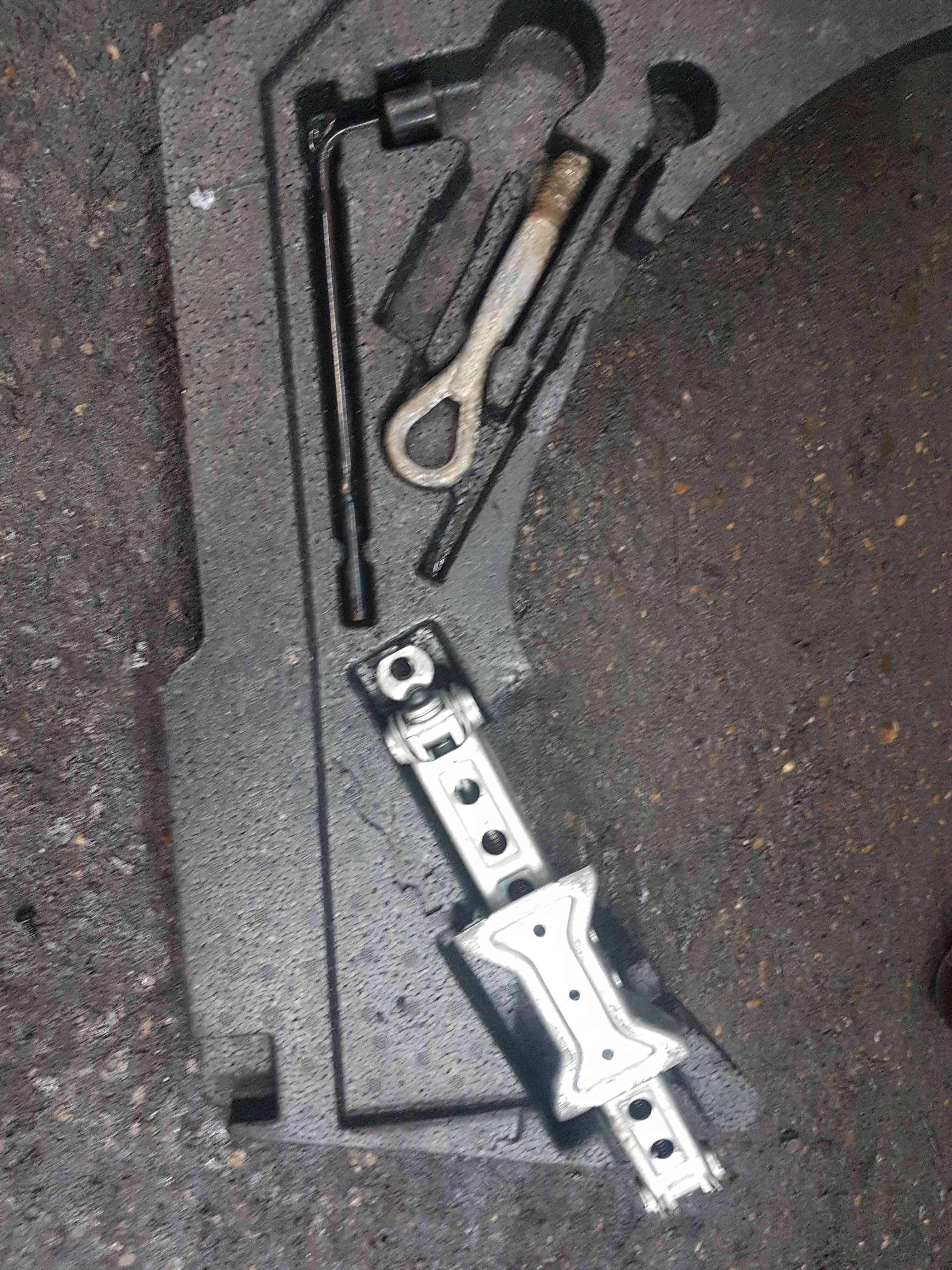 Thumb 6 Nissan Qashqai 2006-2013 Jack Set + Foam 84979JD000