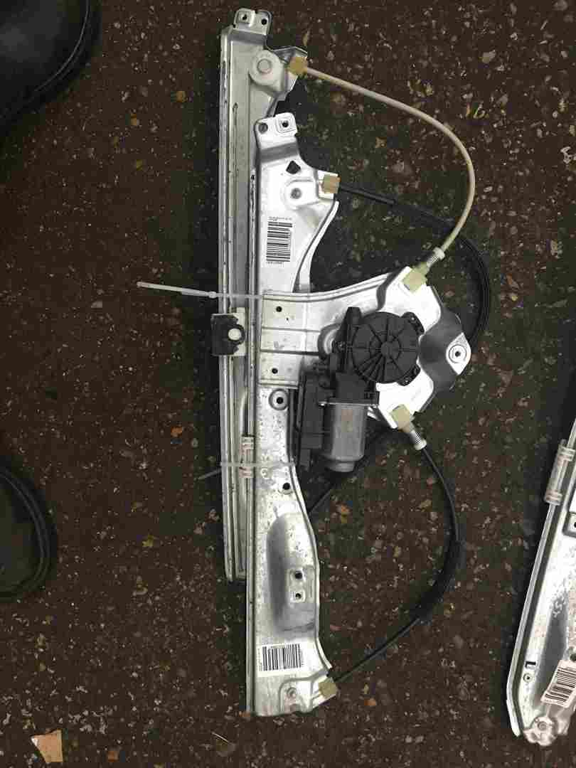 Renault Clio   Estate MK3 2005-2012 Drivers OSF Front Window Motor   Regulator