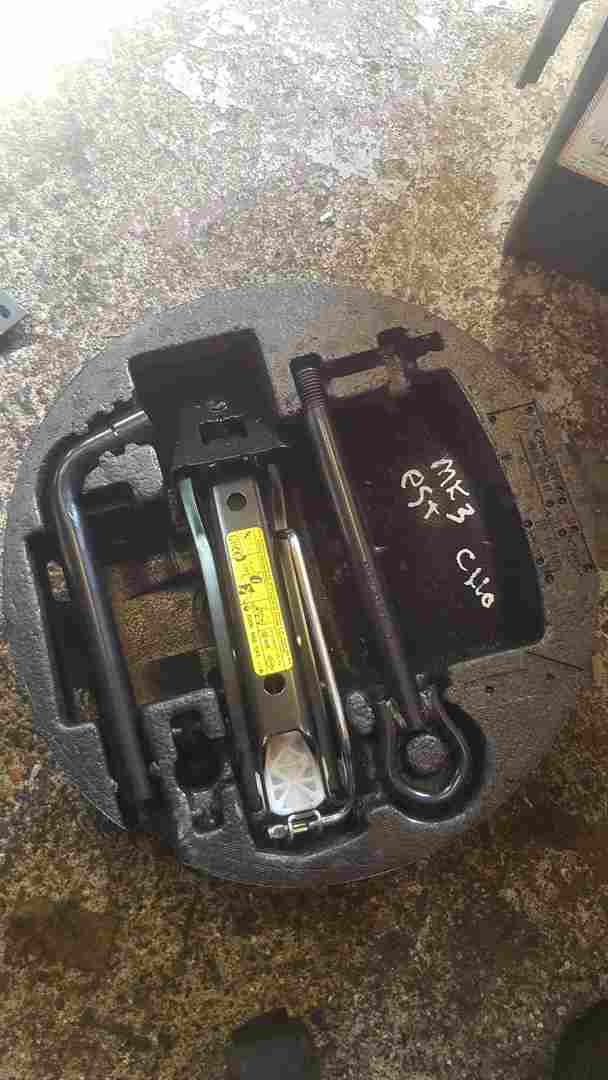 Renault Clio Estate MK3 2005-2012 Spare Wheel Jack Set 995044519R