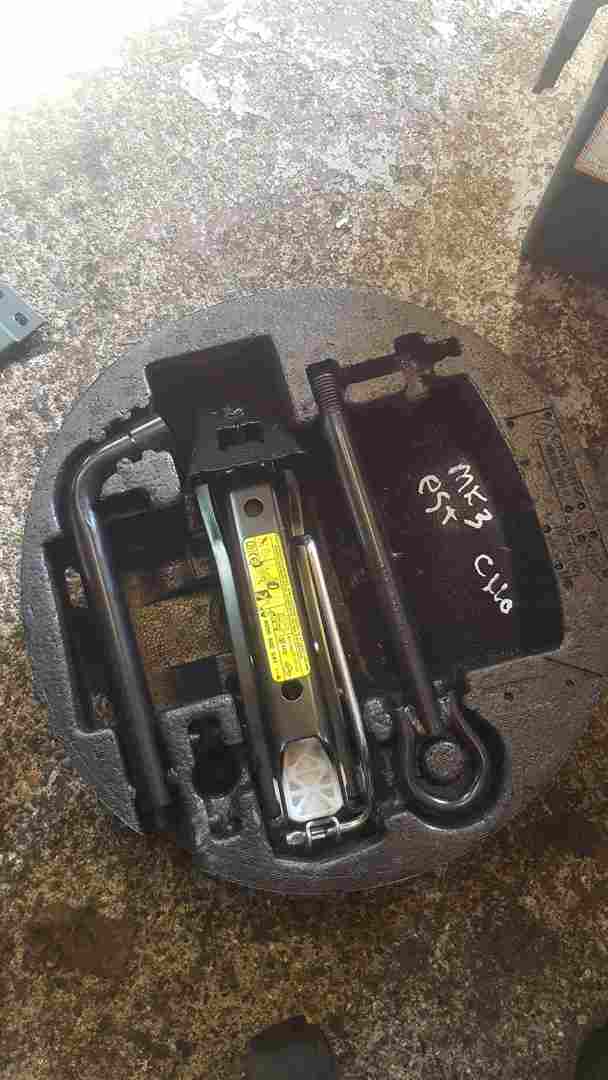 Thumb 3 Renault Clio Estate MK3 2005-2012 Spare Wheel Jack Set 995044519R