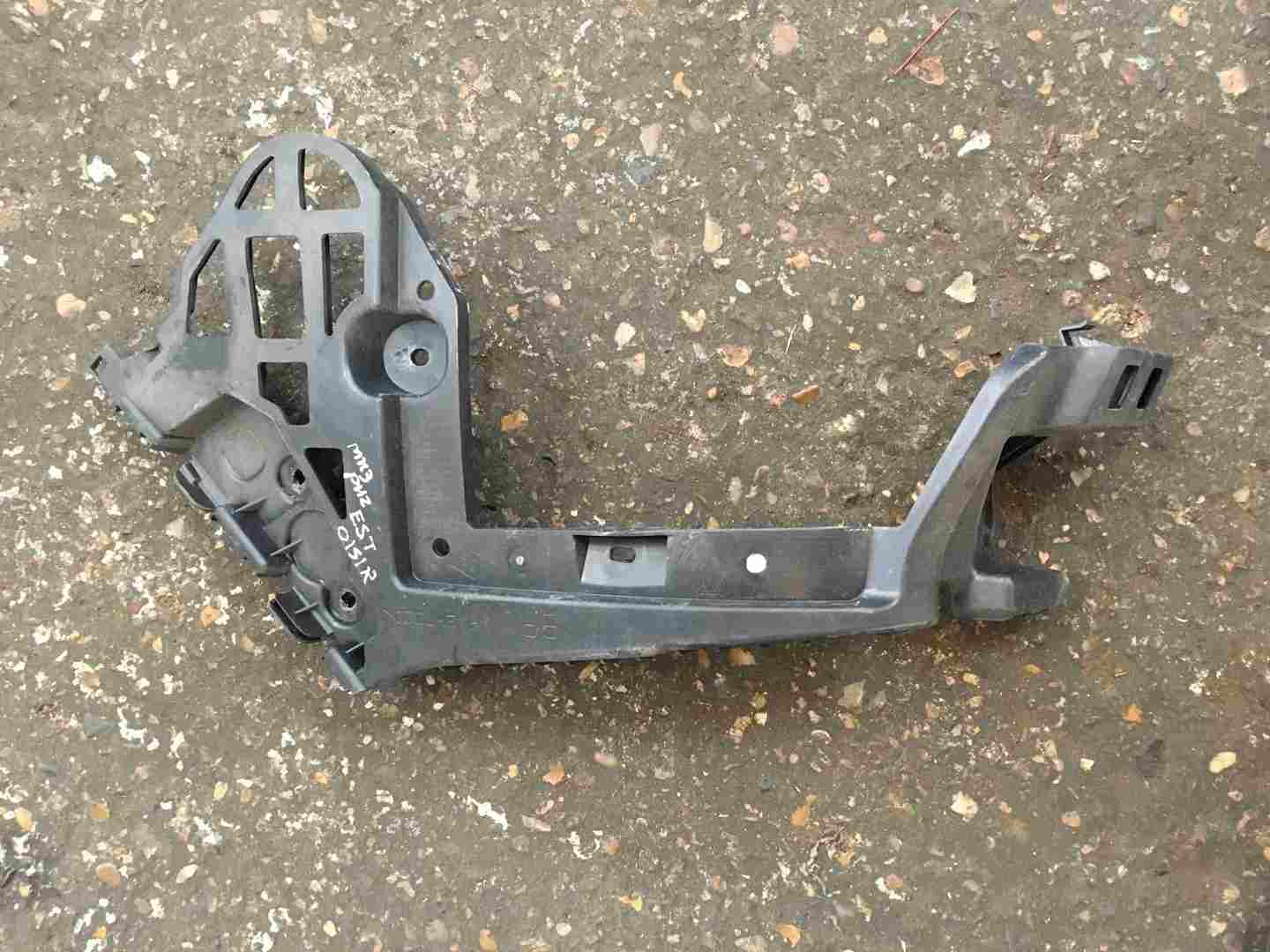 Renault Clio Estate MK3 2009-2012 Drivers OSR Rear Bumper Bracket Plastic