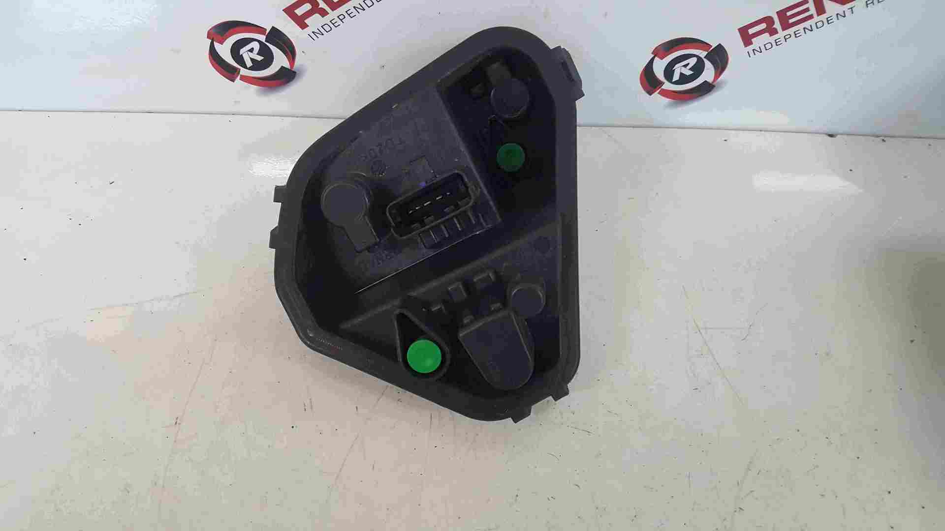 Thumb 2 Renault Clio Estate MK3 2009-2012 Passenger NSR Rear Bulb Holder