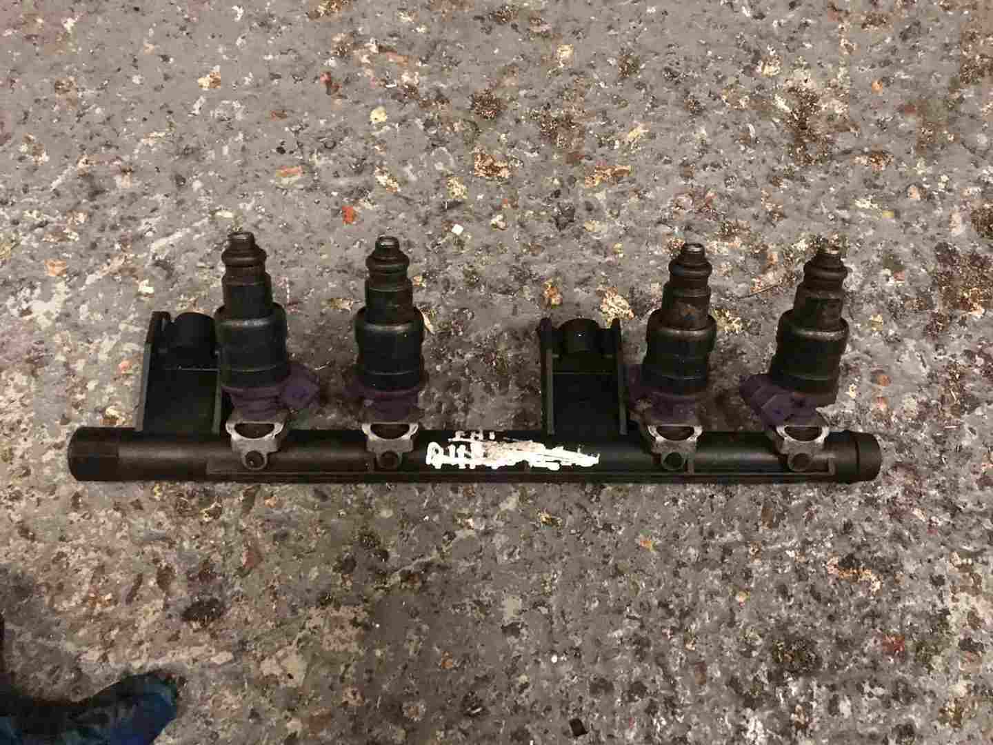 Renault Clio MK2 1998-2001 1.2 8v Fuel Injectors Set X4   Rail