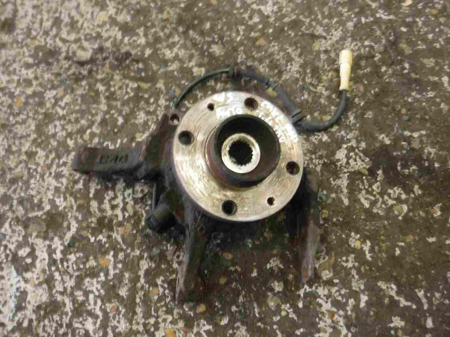 Renault Clio MK2 1998-2001 1.4 16v Drivers OSF Front Wheel Hub Auto + ABS Sensor